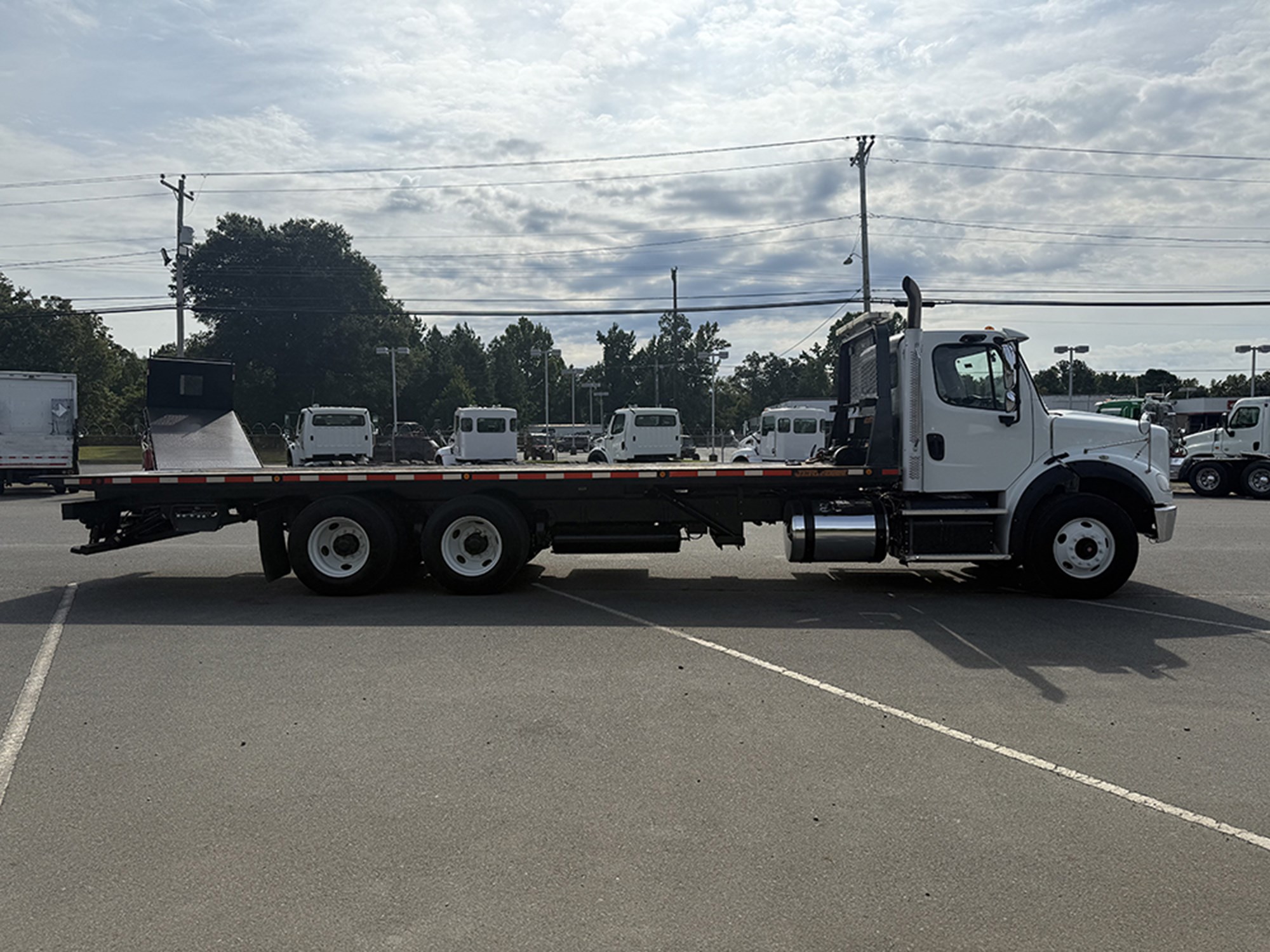 2016 Freightliner M2 112 - image 3 of 6