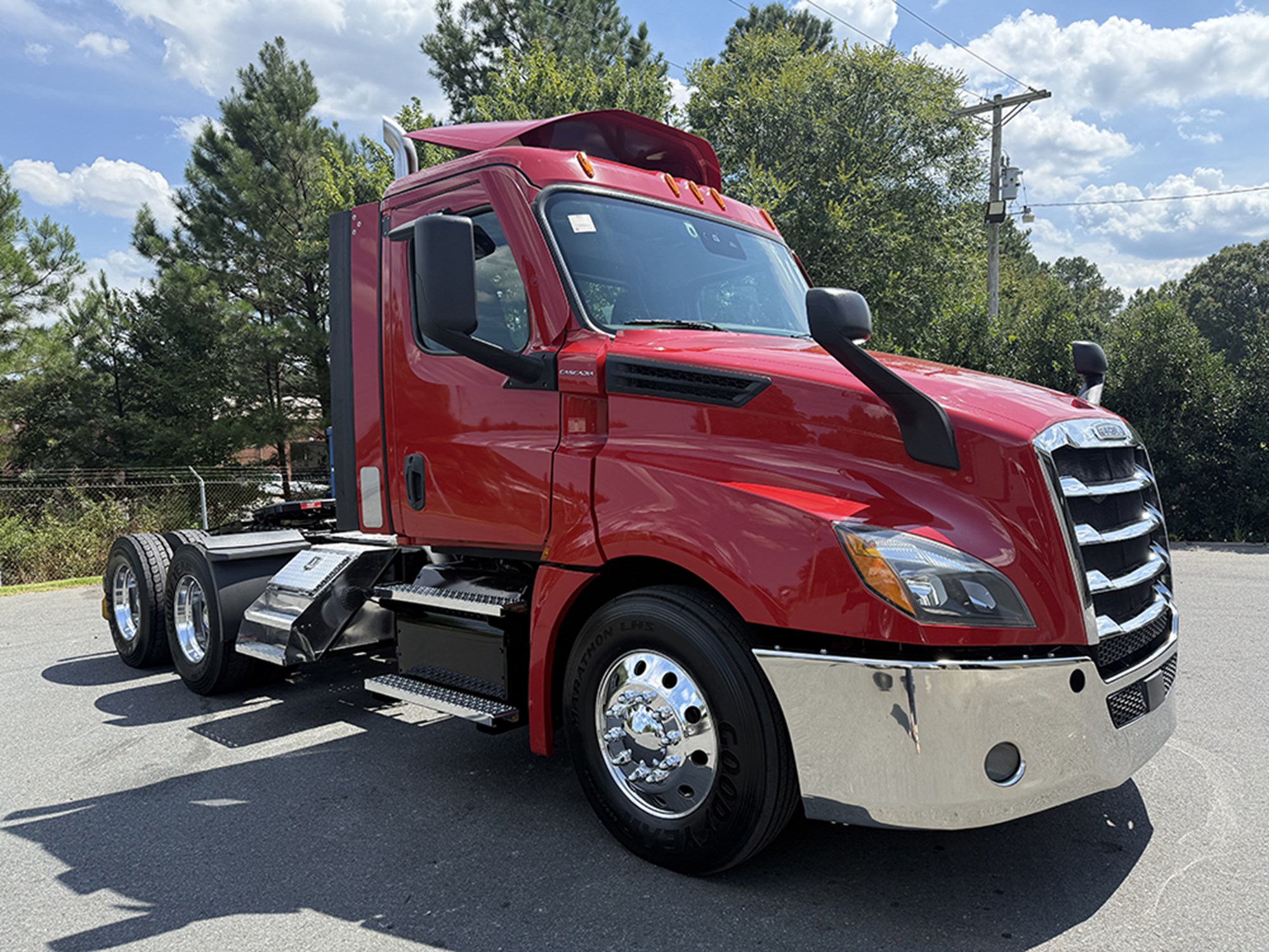2021 Freightliner Cascadia 126 - image 2 of 6