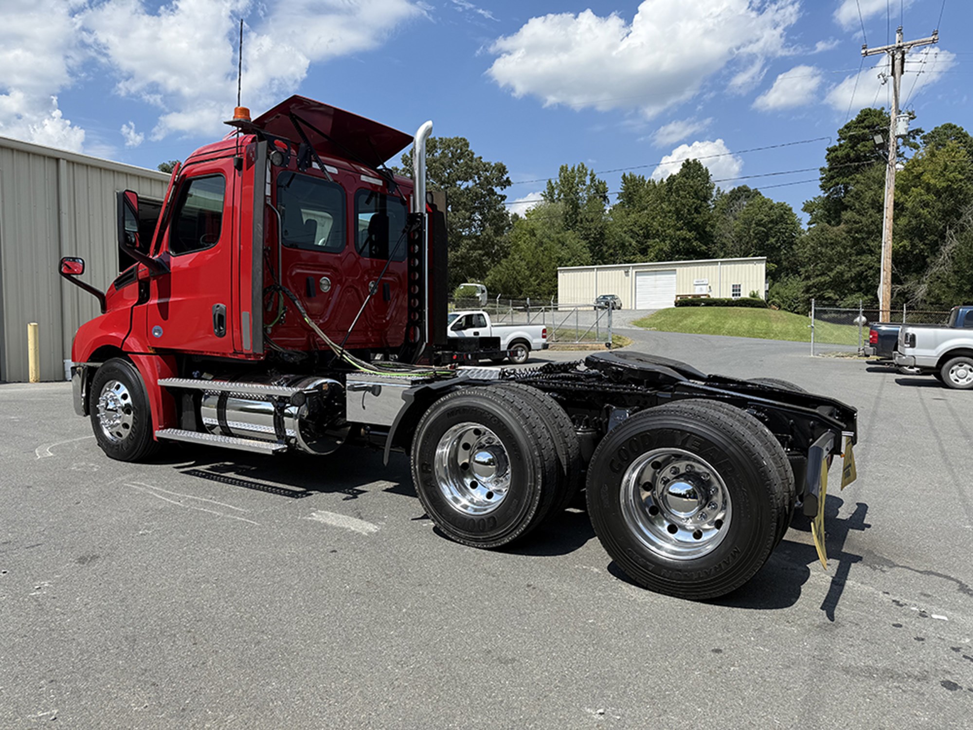 2021 Freightliner Cascadia 126 - image 4 of 6