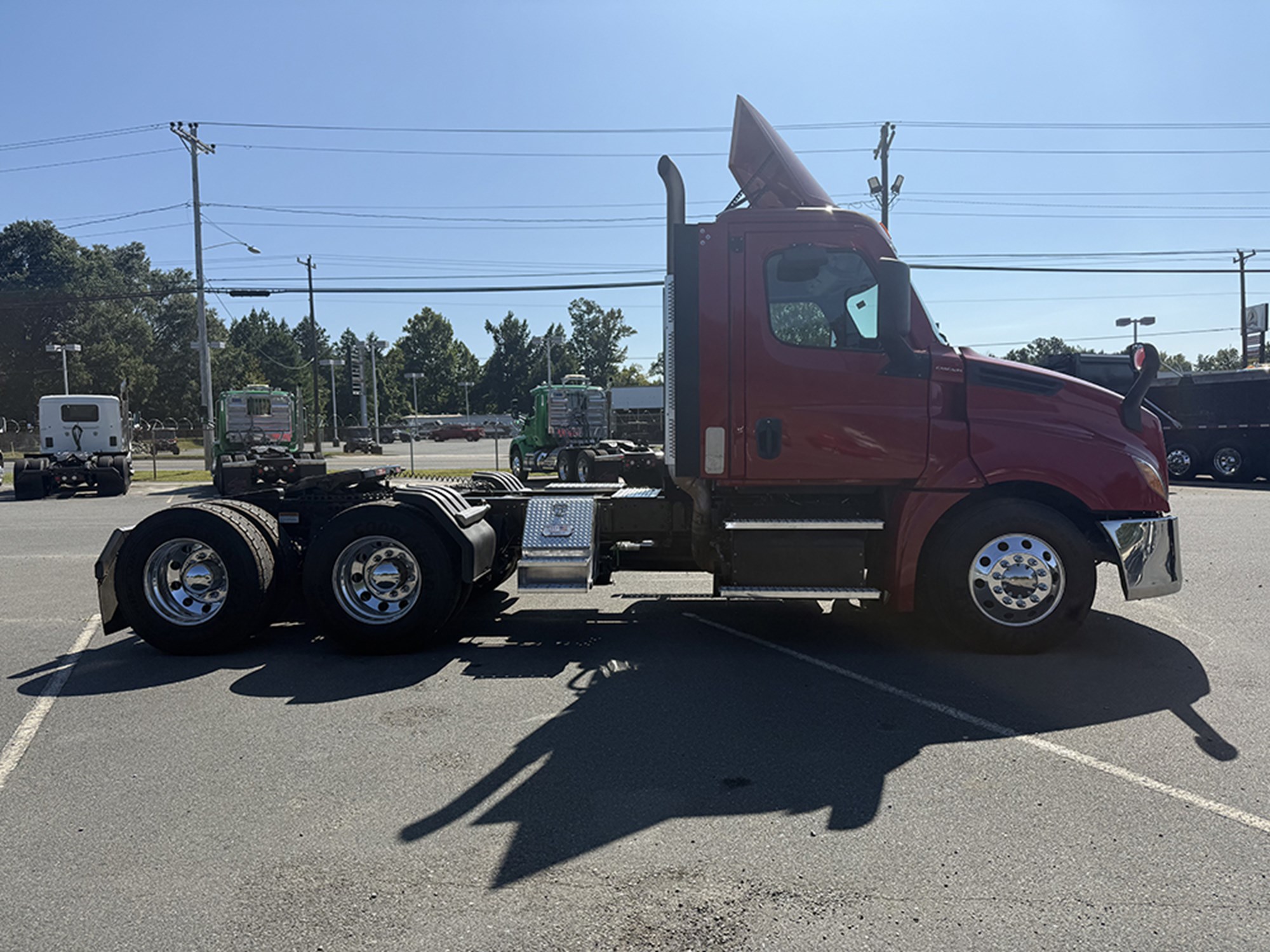 2021 Freightliner Cascadia 126 2021 Freightliner Cascadia 126 - image 3 of 6