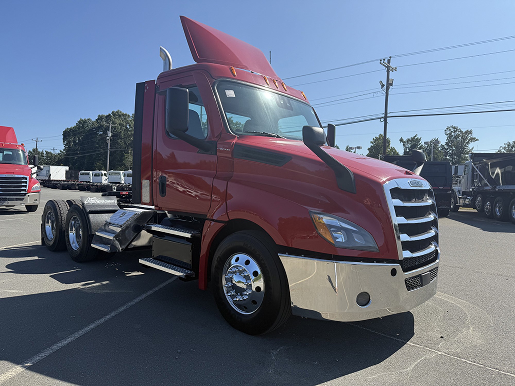 2021 Freightliner Cascadia 126 2021 Freightliner Cascadia 126 - image 2 of 6