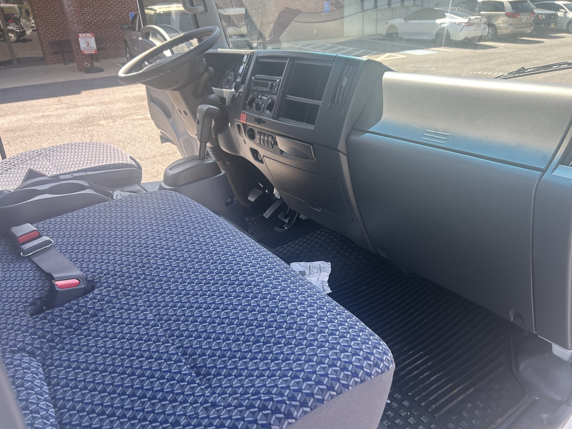 2025 Isuzu NRR - image 5