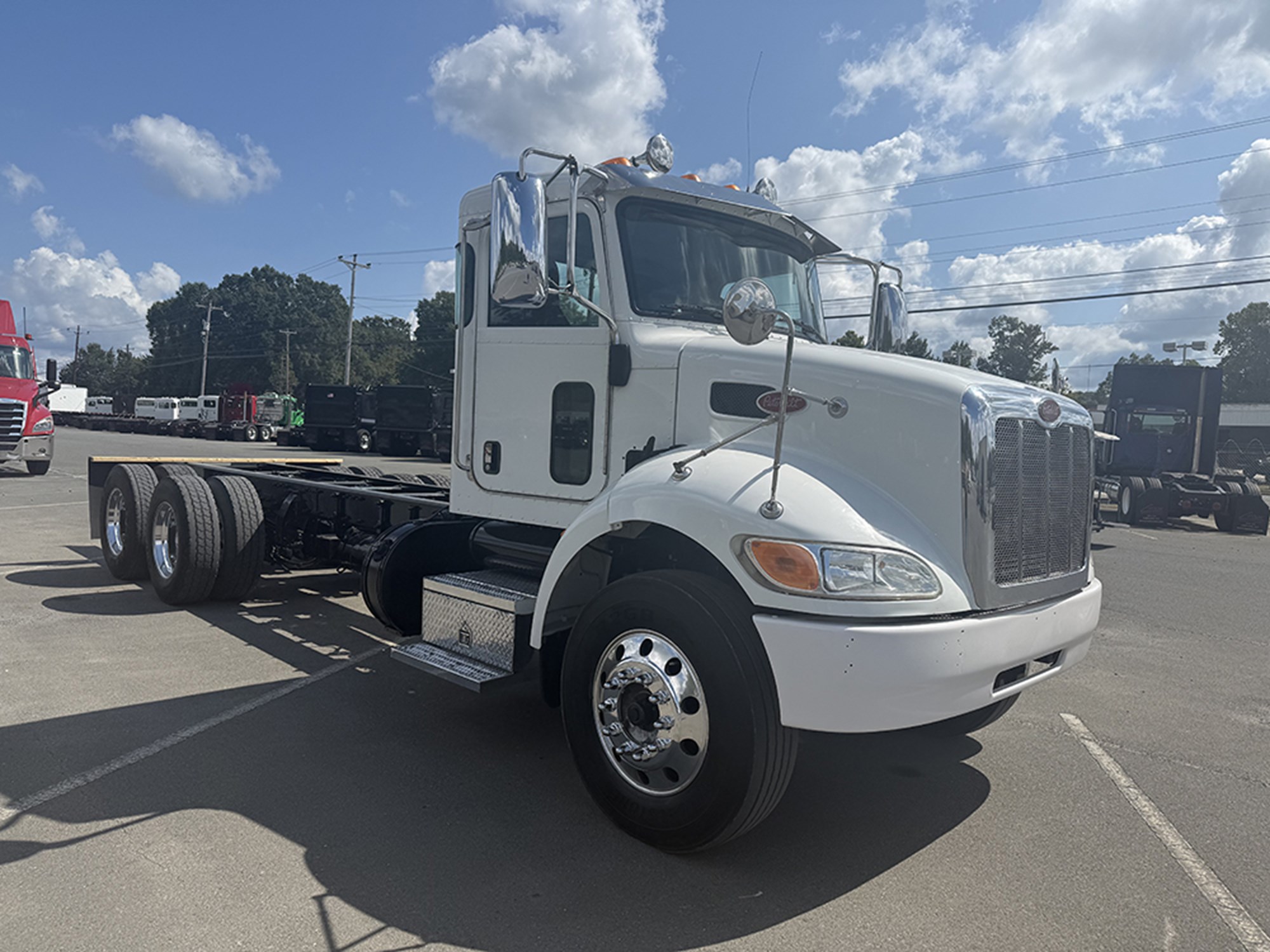2016 Peterbilt 348 - image 2 of 6