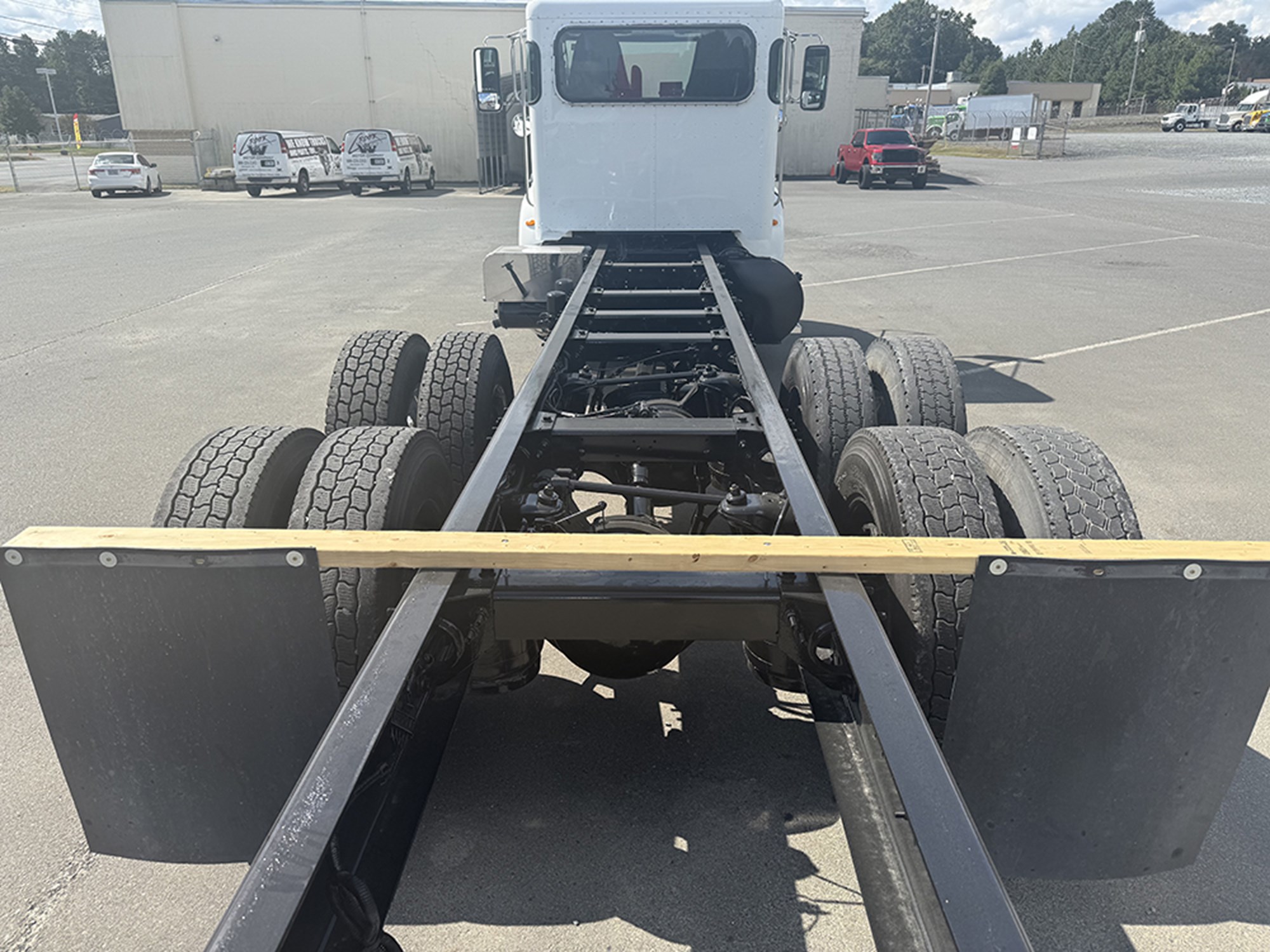 2016 Peterbilt 348 - image 5 of 6