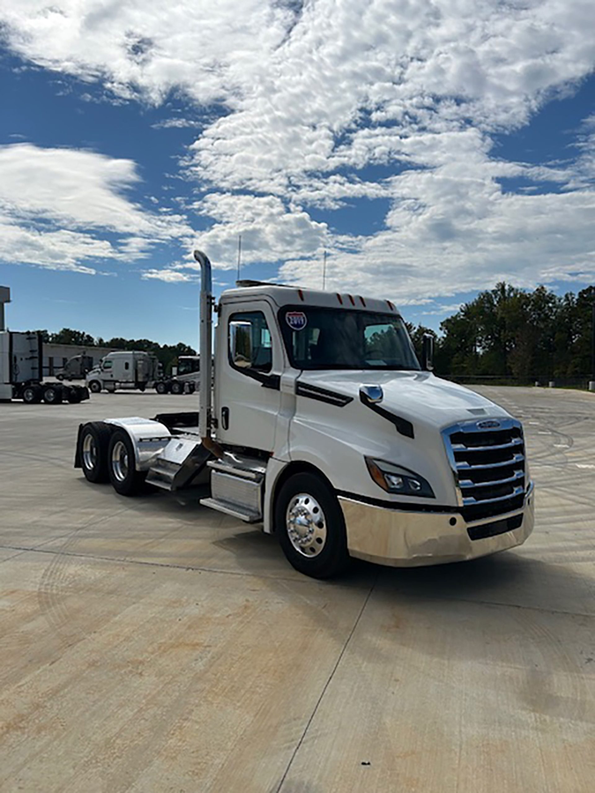 2019 Freightliner Cascadia 126 2019 Freightliner Cascadia 126 - image 2 of 6