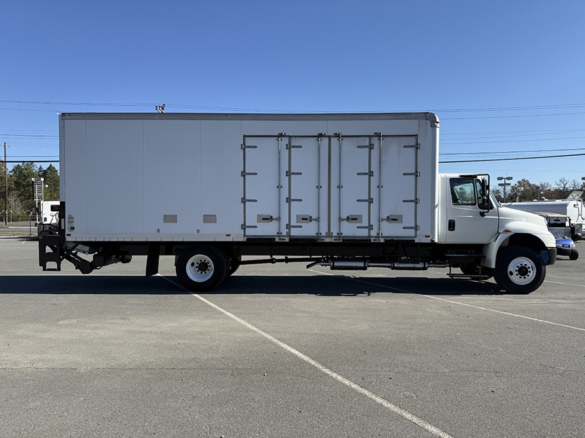 2017 International 4300 - image 3 of 6