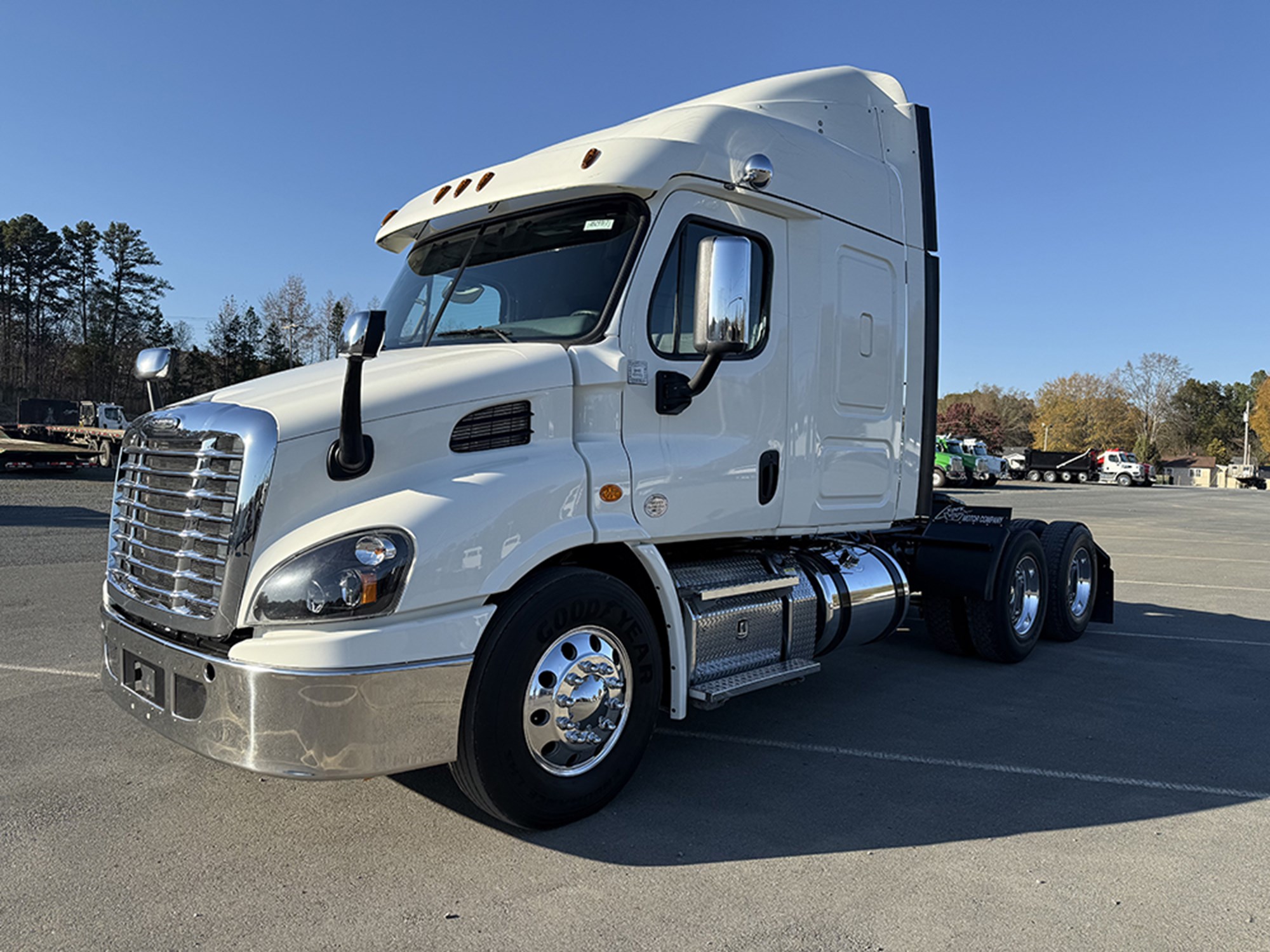 2019 Freightliner Cascadia 113 - image 1 of 6