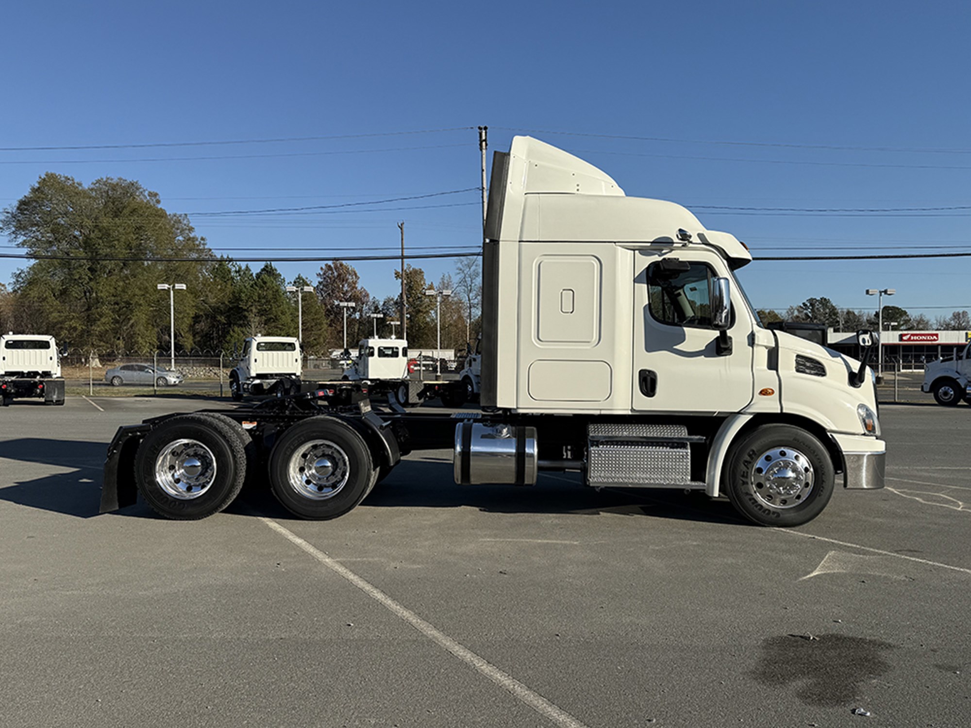 2019 Freightliner Cascadia 113 - image 3 of 6