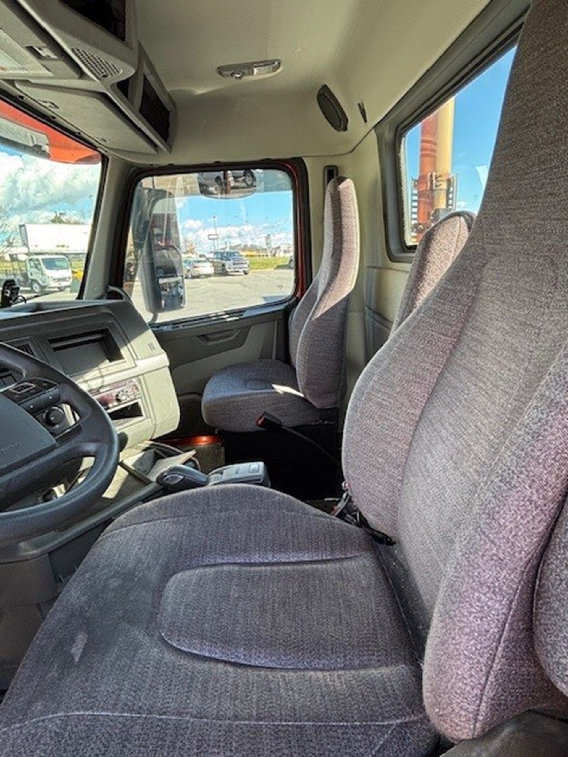 2019 VOLVO VNR 2019 VOLVO VNR - image 6 of 6