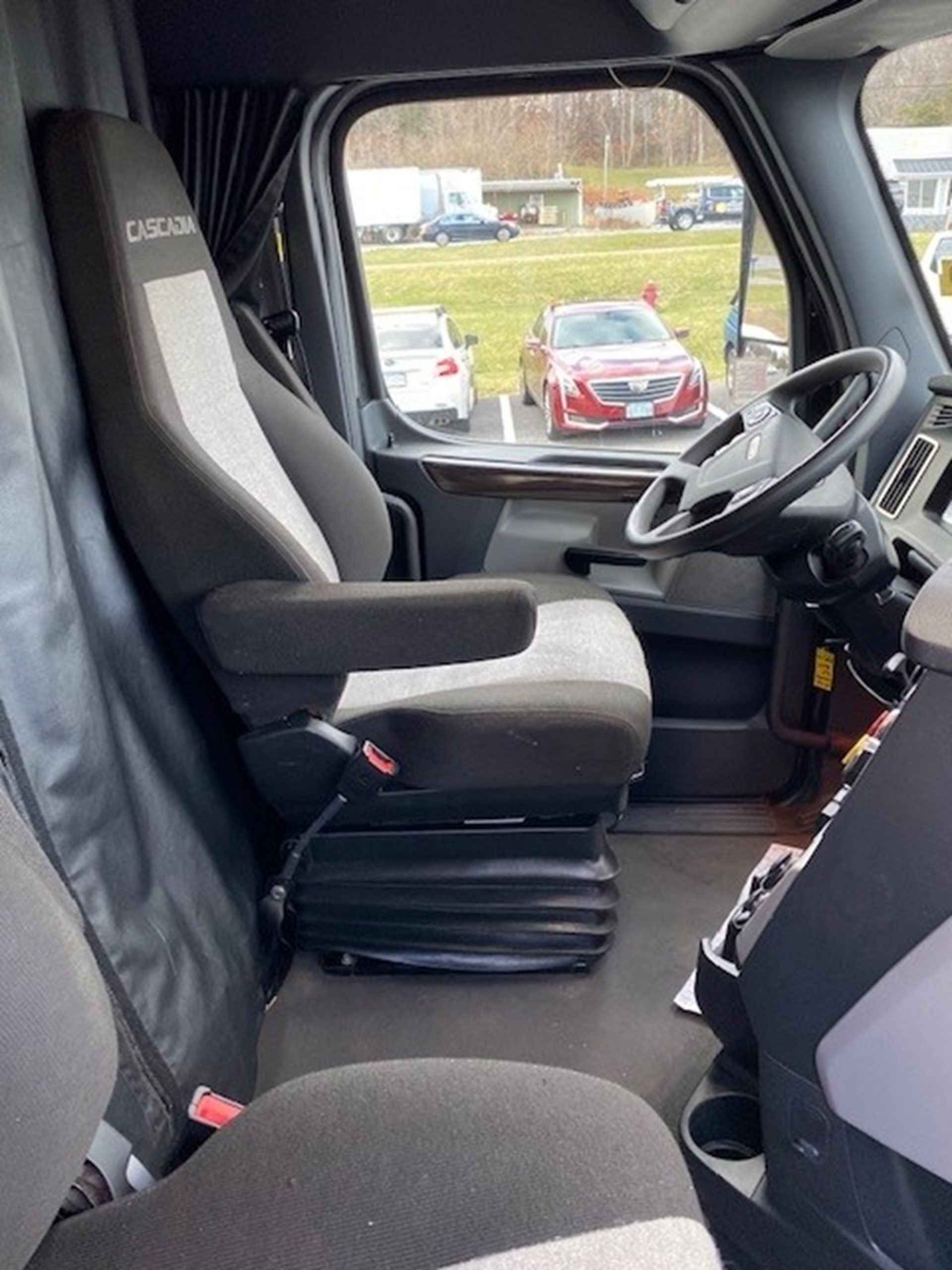 2020 Freightliner Cascadia 126 2020 Freightliner Cascadia 126 - image 2 of 6