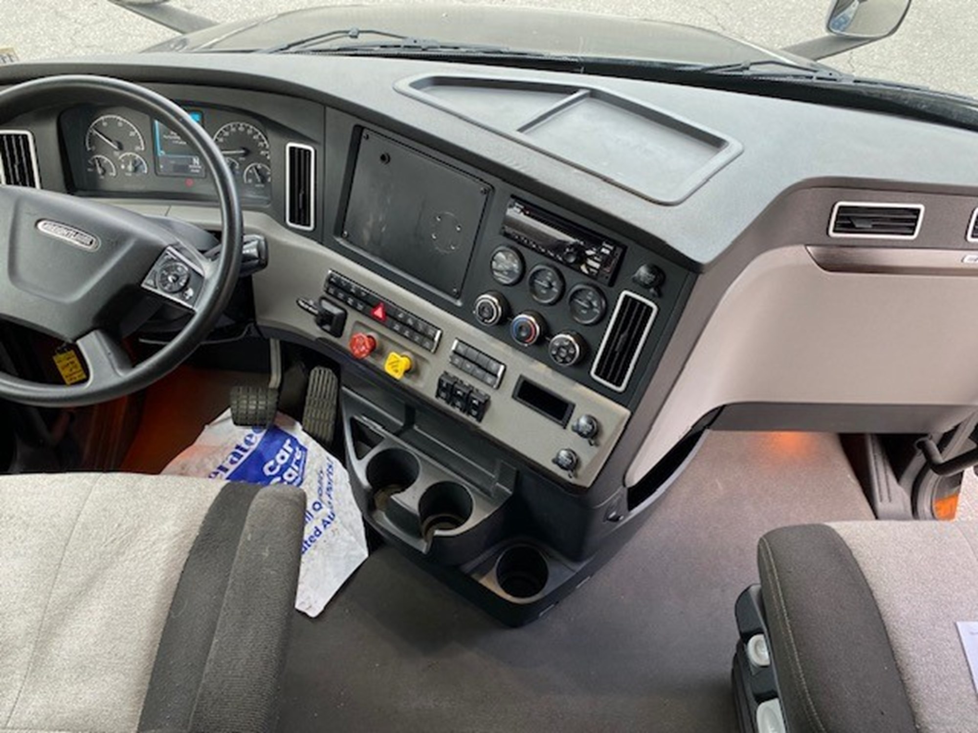 2020 Freightliner Cascadia 126 2020 Freightliner Cascadia 126 - image 4 of 6