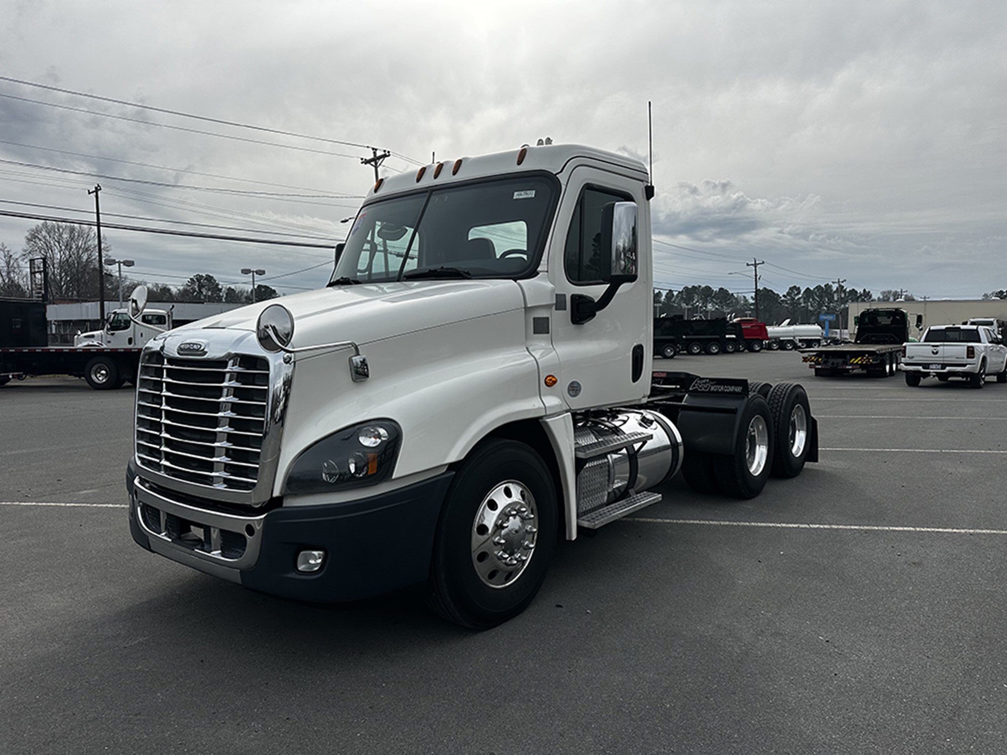 2018 Freightliner Cascadia 125 - image 1 of 6