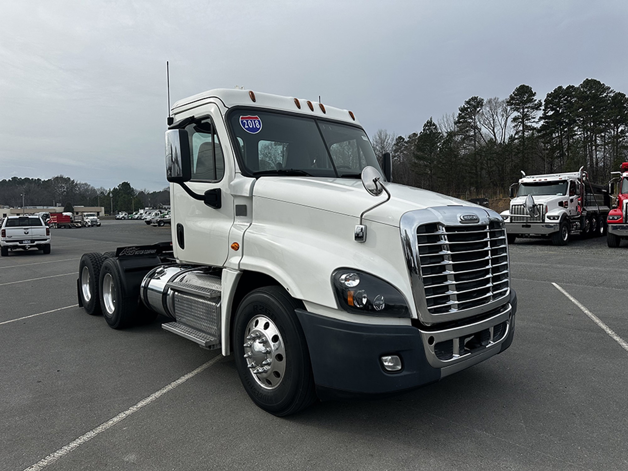 2018 Freightliner Cascadia 125 - image 2 of 6