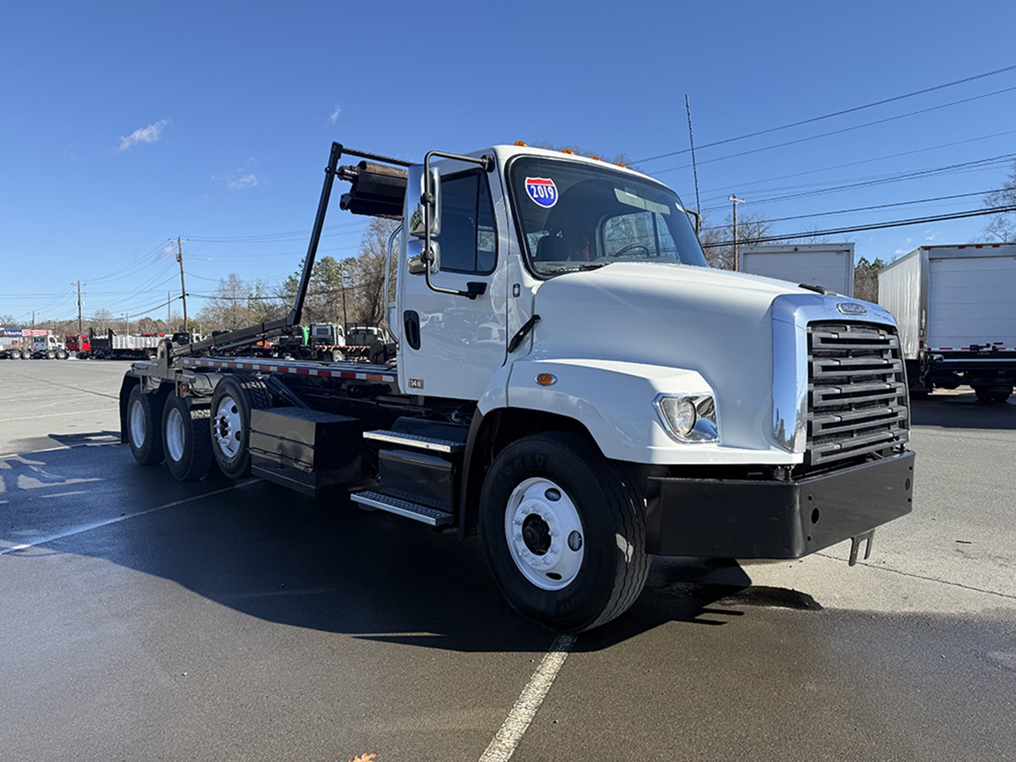 2019 Freightliner 114SD - image 2 of 6