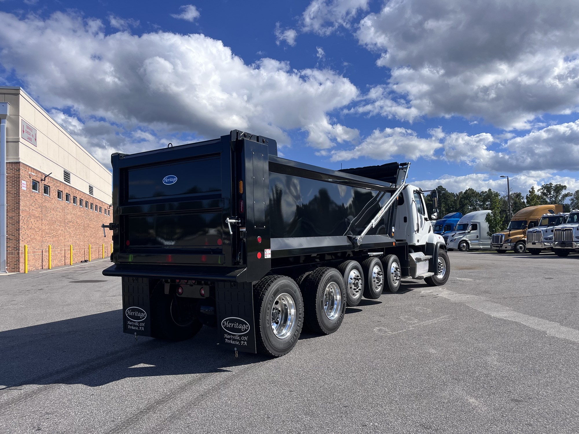 2026 Freightliner 114SD - image 2