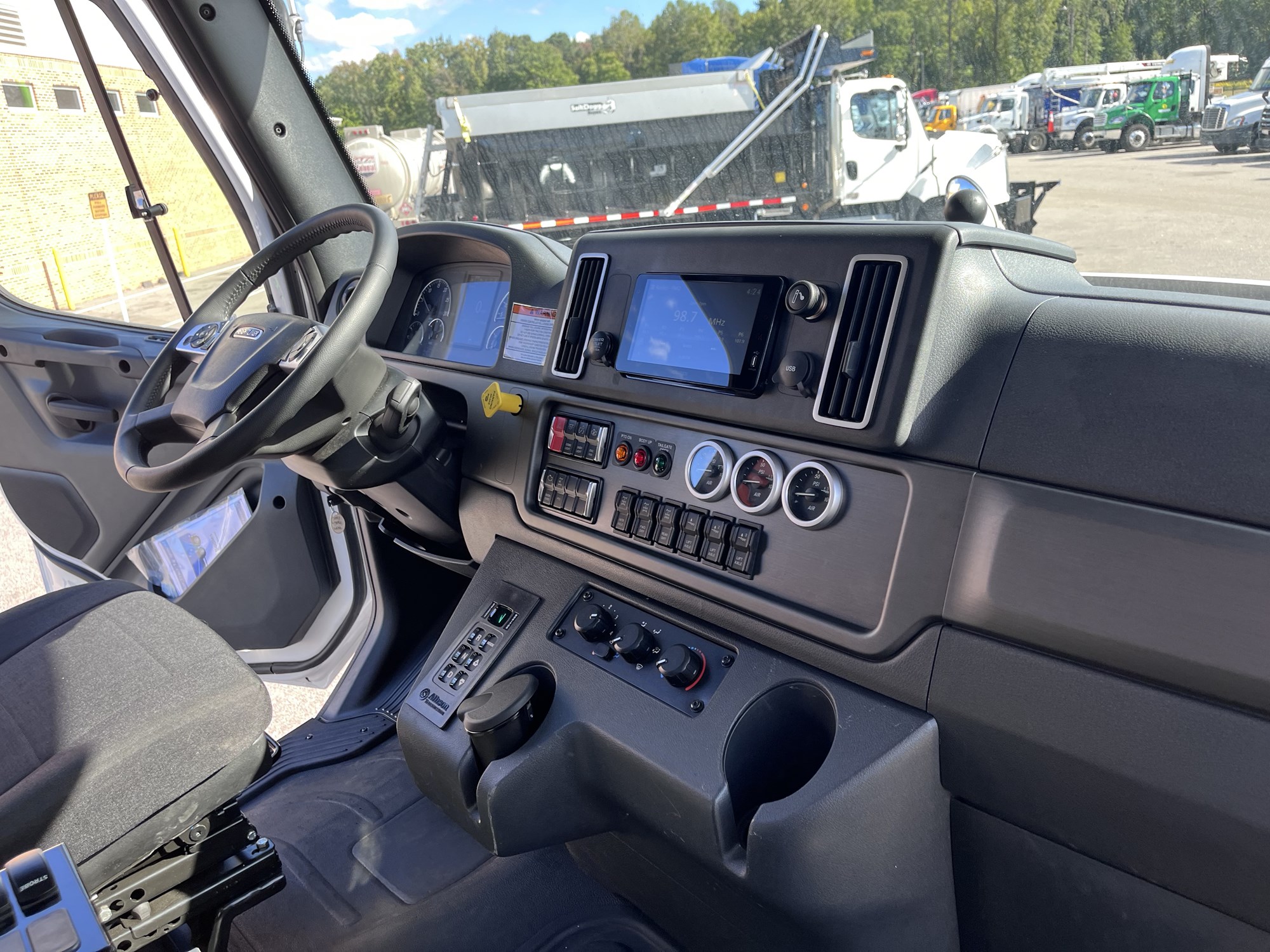 2026 Freightliner 114SD - image 3