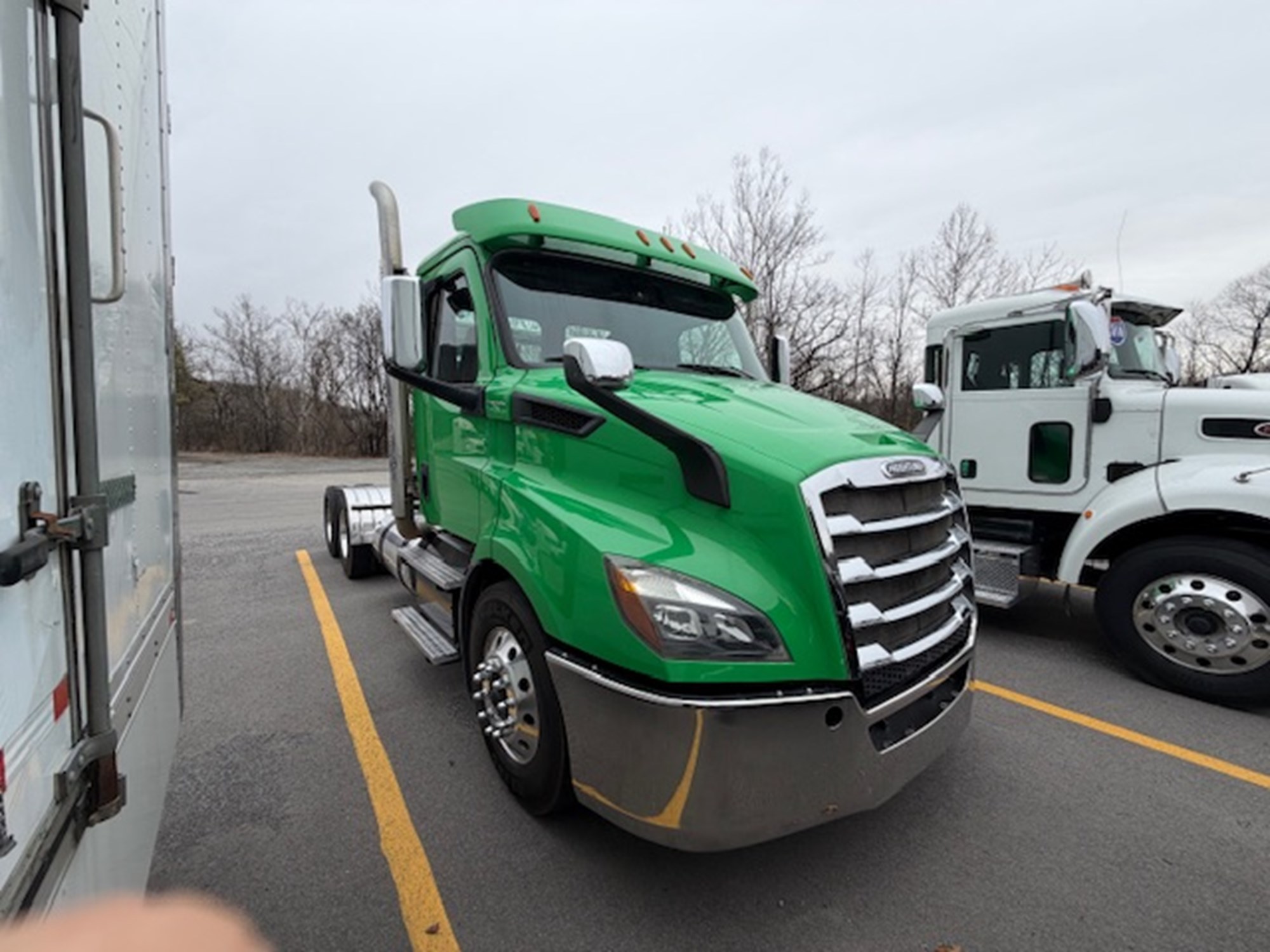 2019 Freightliner Cascadia 116 - image 2 of 6