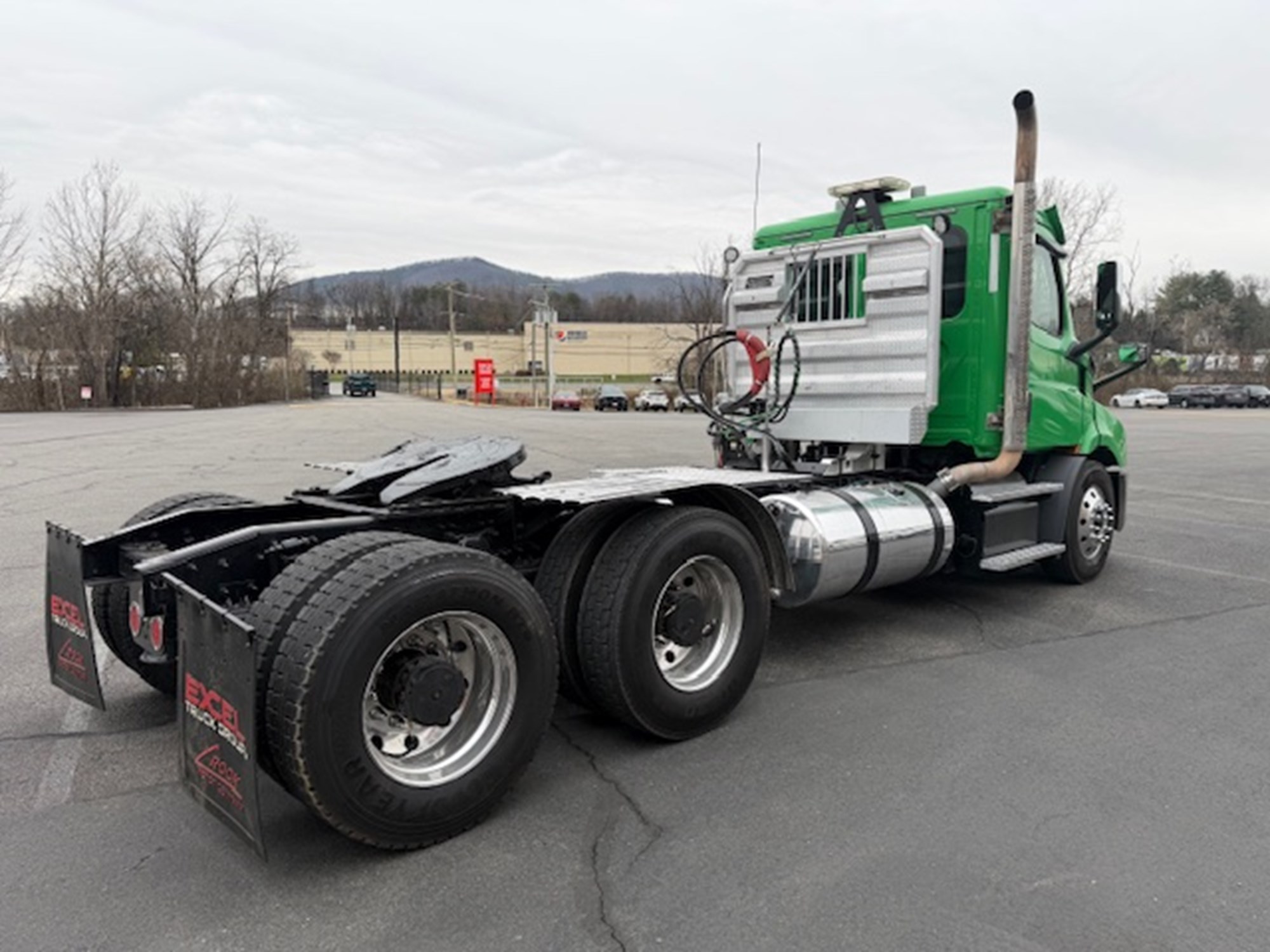 2019 Freightliner Cascadia 116 - image 3 of 6