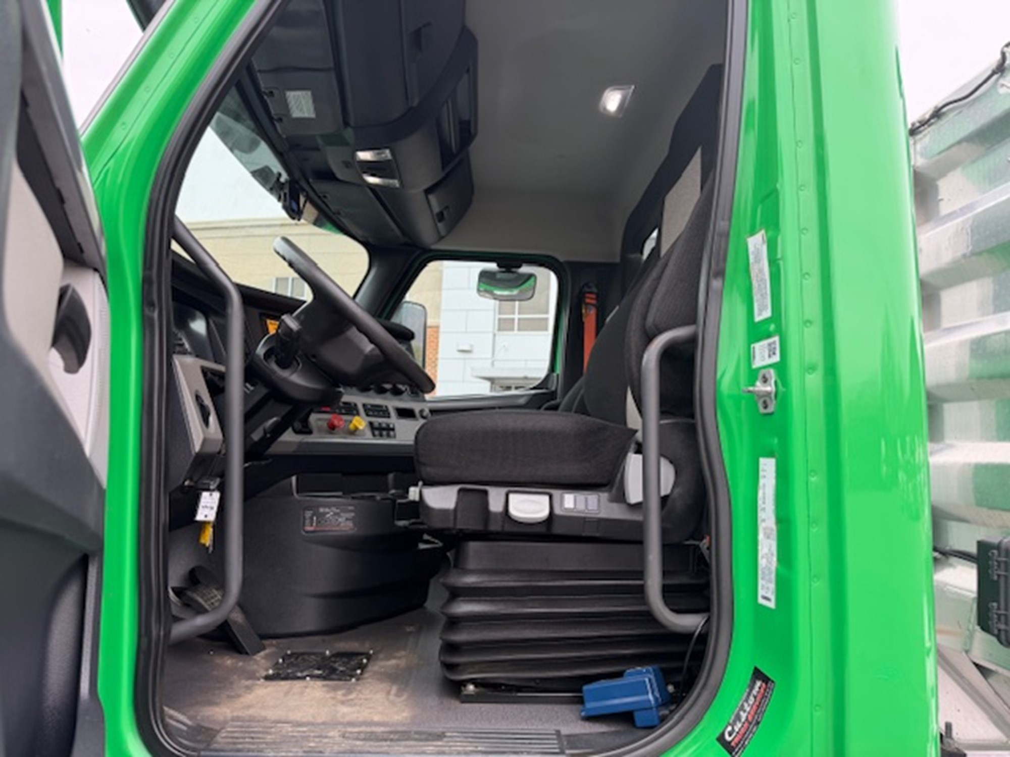 2019 Freightliner Cascadia 116 - image 4 of 6