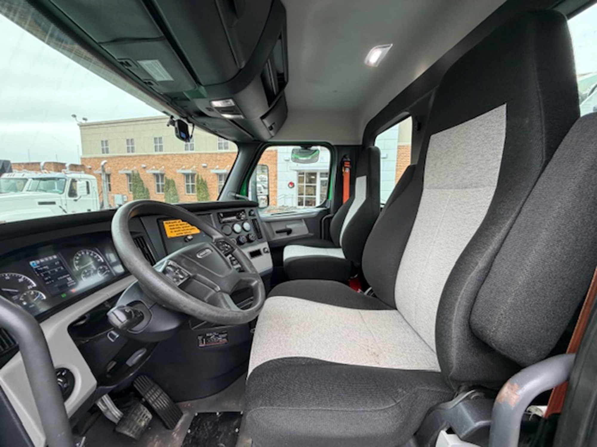 2019 Freightliner Cascadia 116 - image 5 of 6