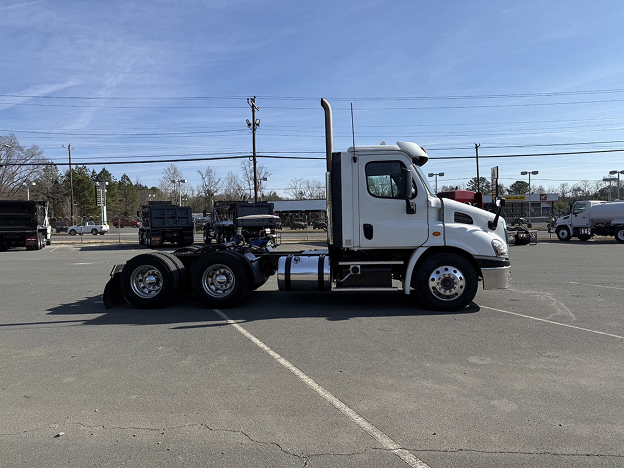 2018 Freightliner Cascadia 113 - image 3 of 6
