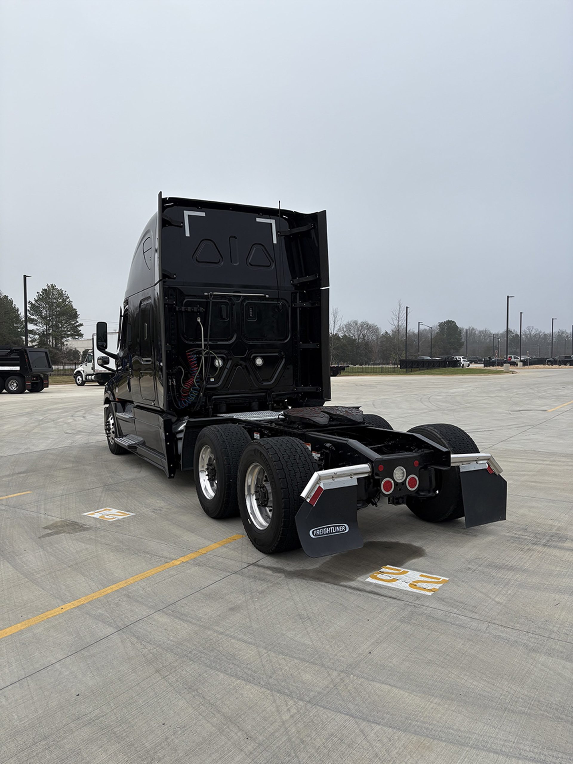 2022 Freightliner Cascadia 126 - image 3 of 6