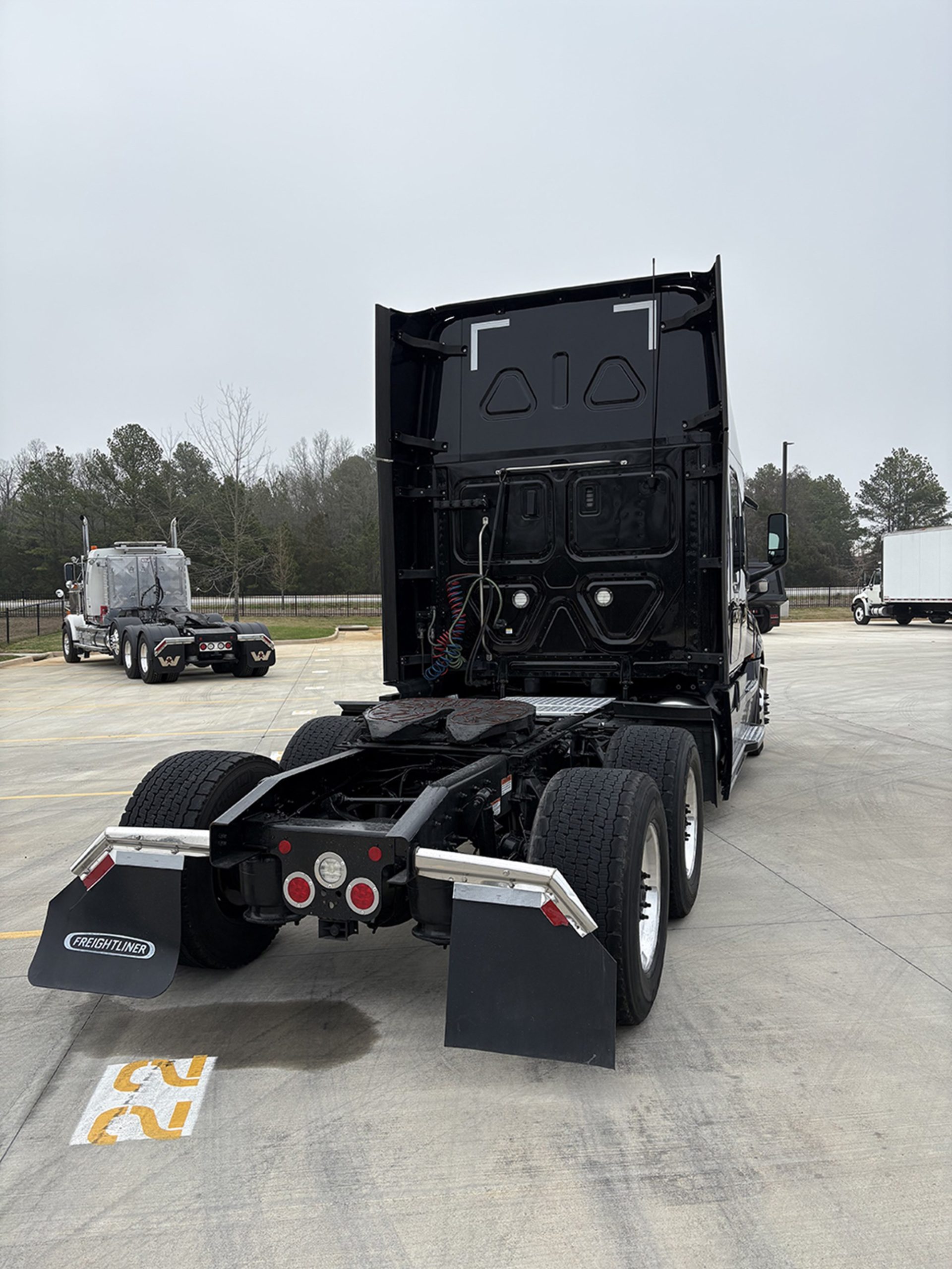 2022 Freightliner Cascadia 126 - image 4 of 6