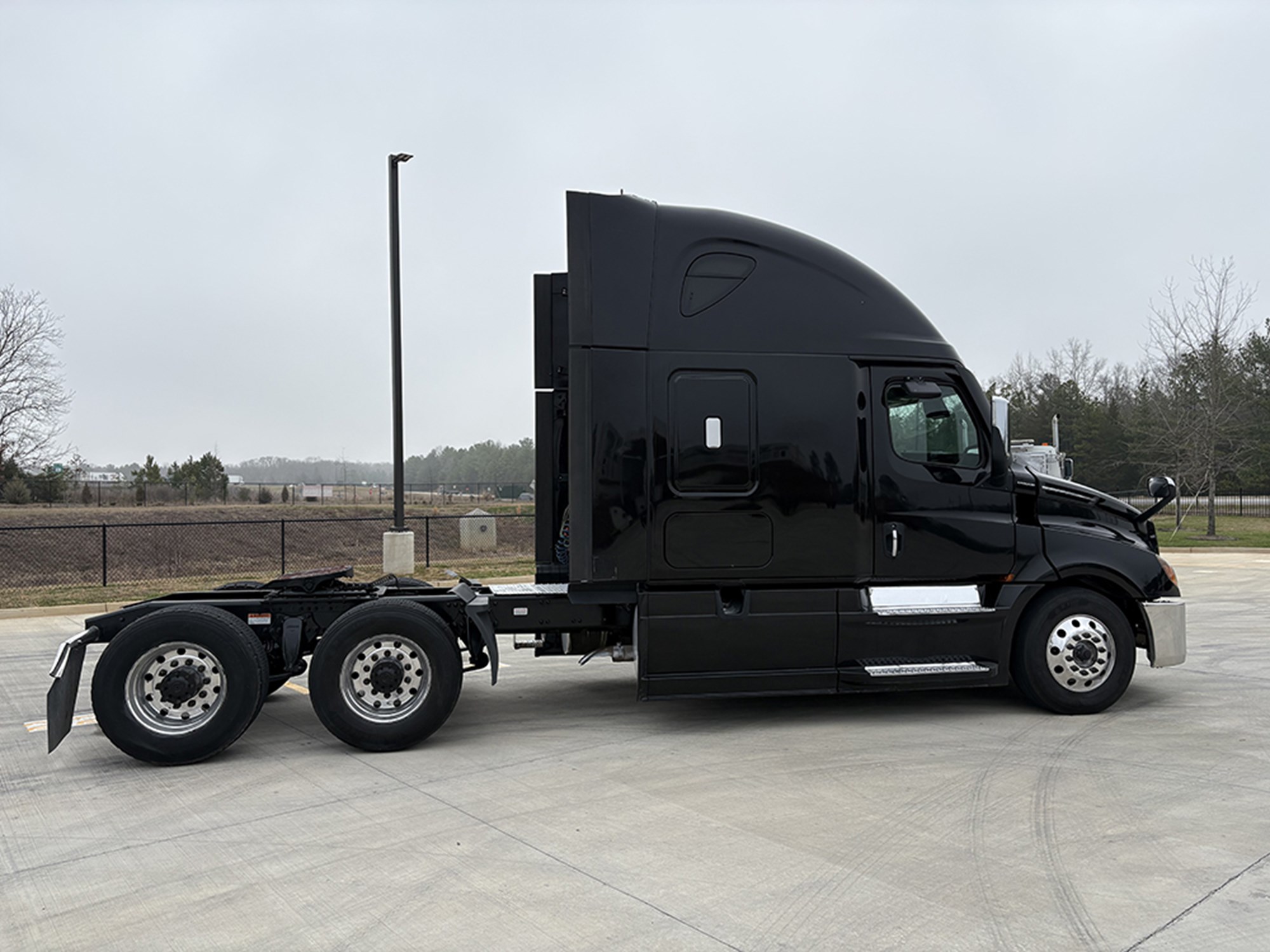 2022 Freightliner Cascadia 126 - image 5 of 6