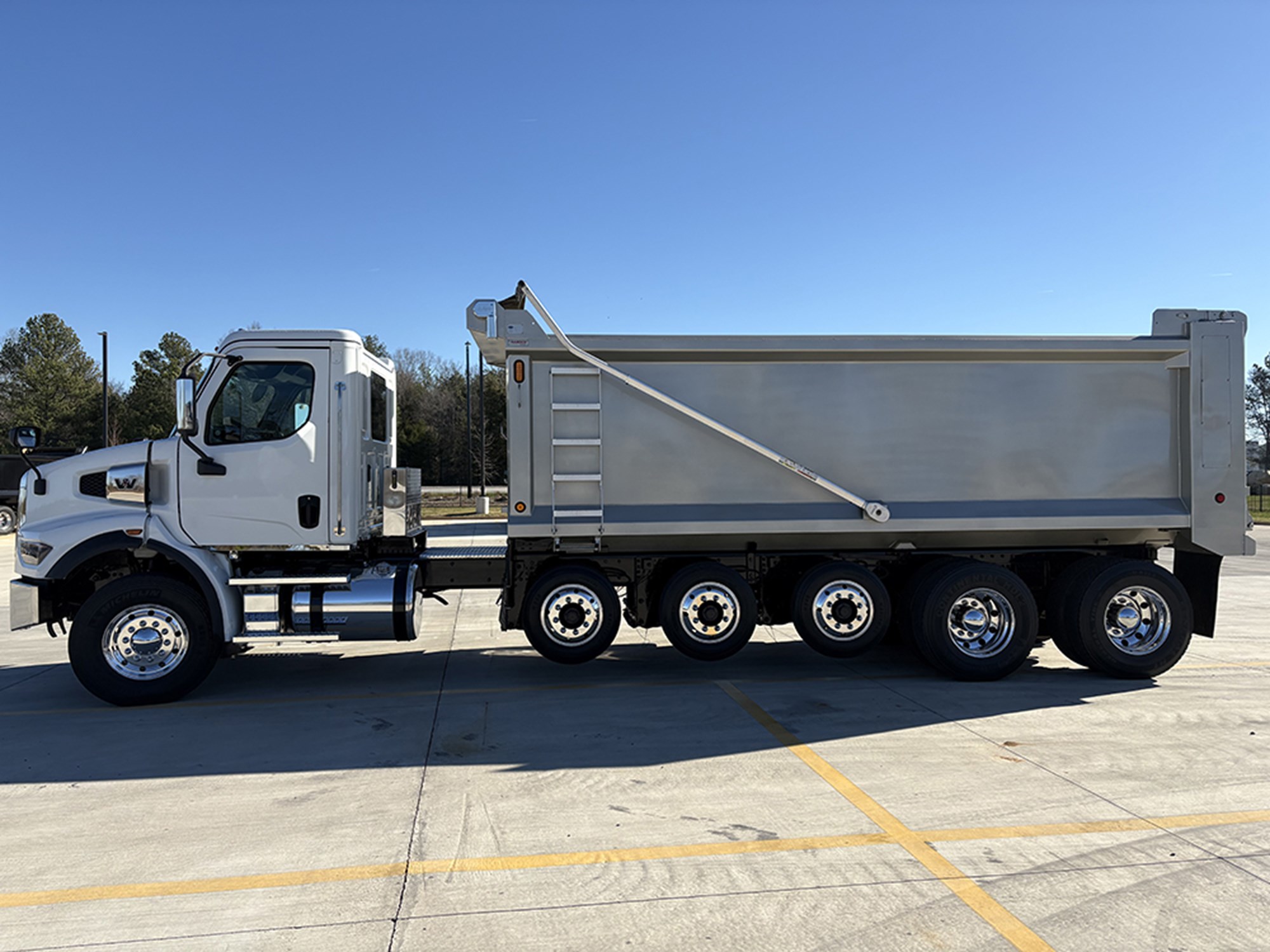 2024 Western Star 47X - image 2 of 6