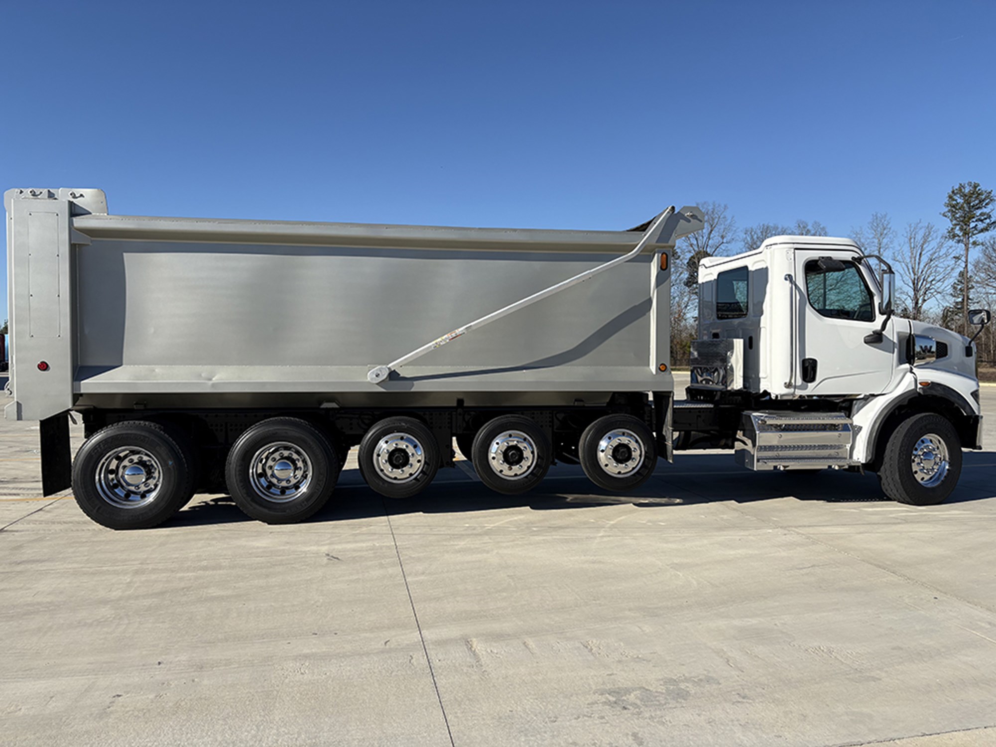 2024 Western Star 47X - image 5 of 6
