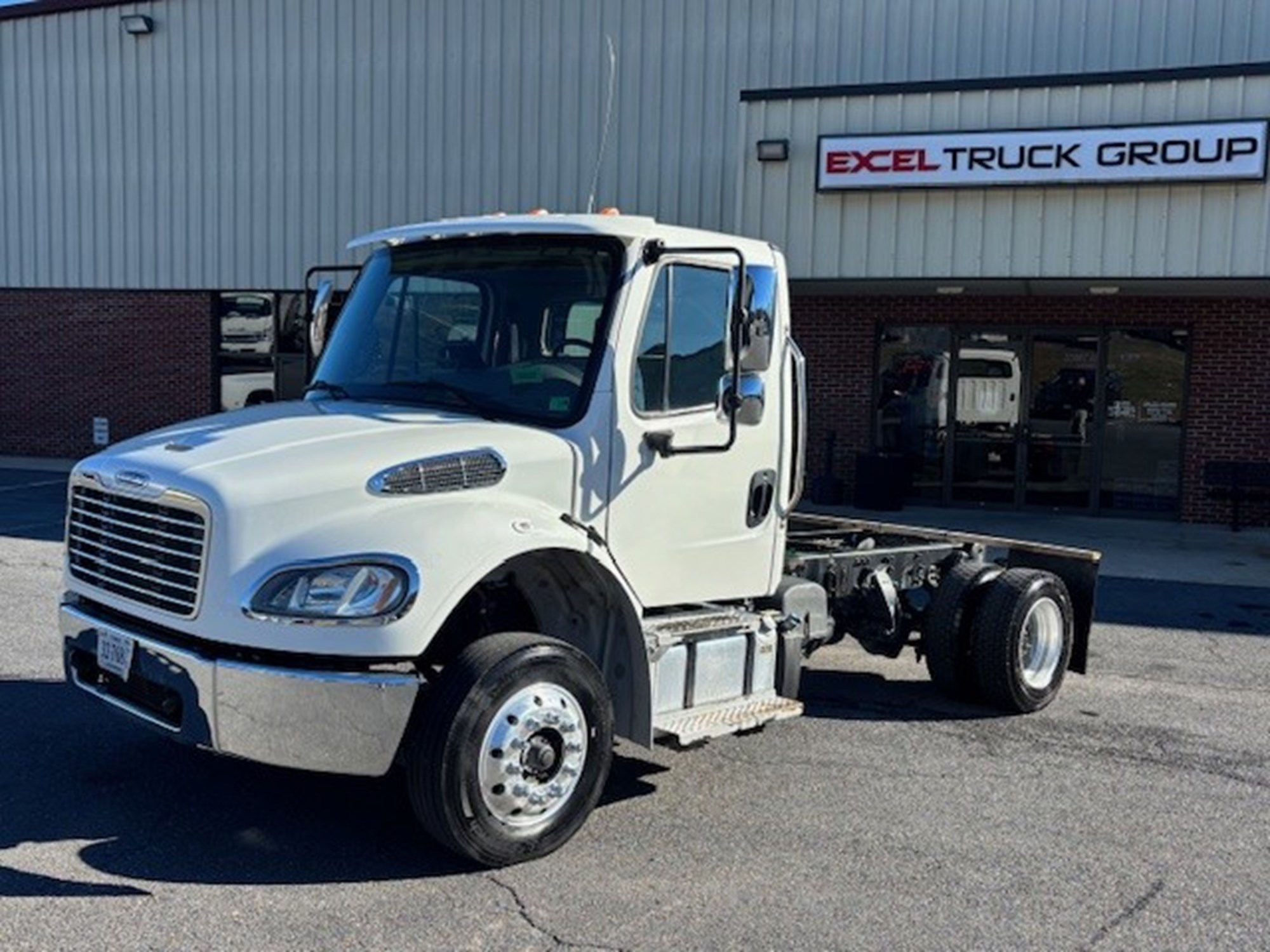 2016 Freightliner M2 106 - image 1 of 6