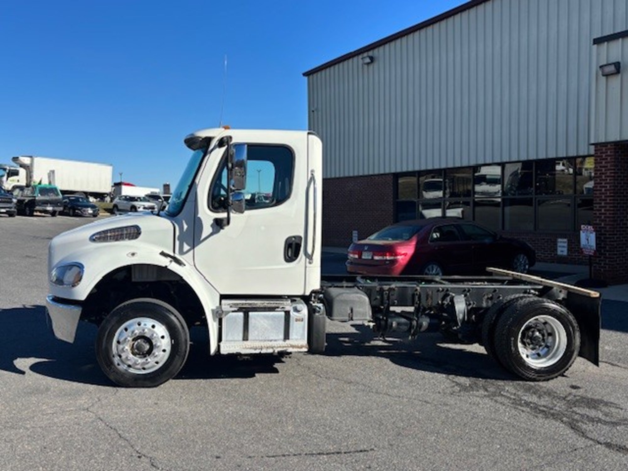 2016 Freightliner M2 106 - image 2 of 6