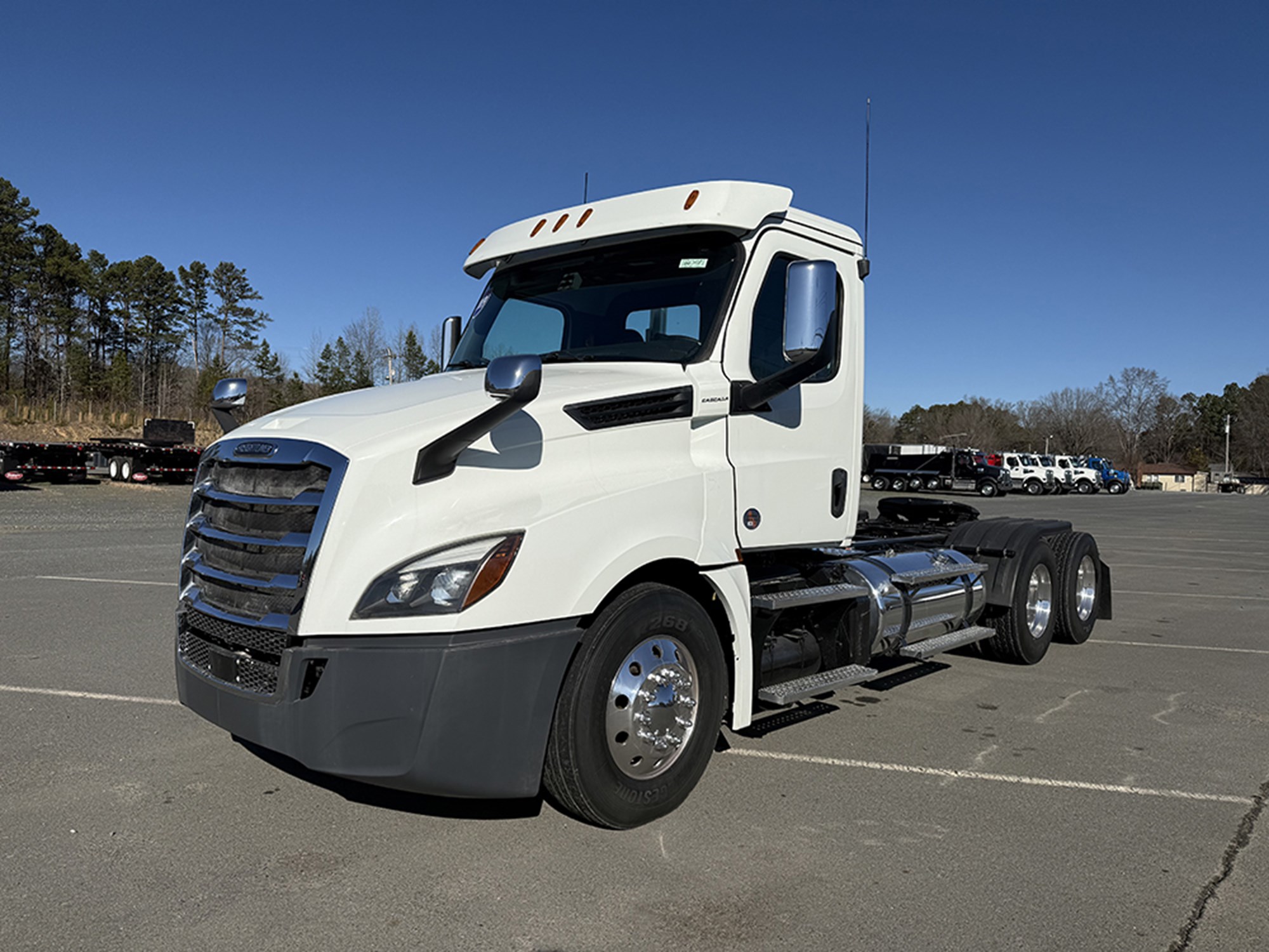 2019 Freightliner Cascadia 126 - image 1 of 6
