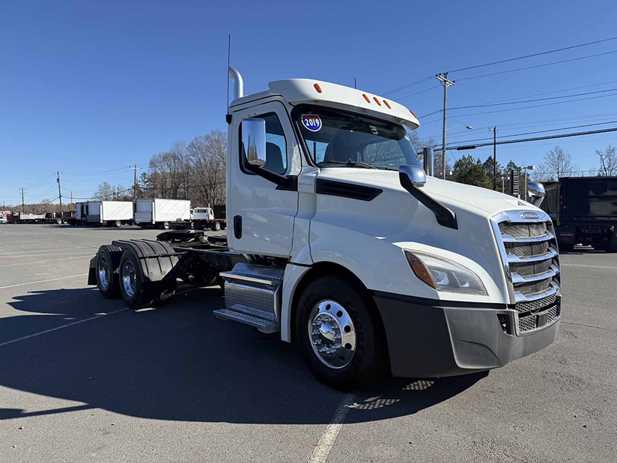 2019 Freightliner Cascadia 126 - image 2 of 6