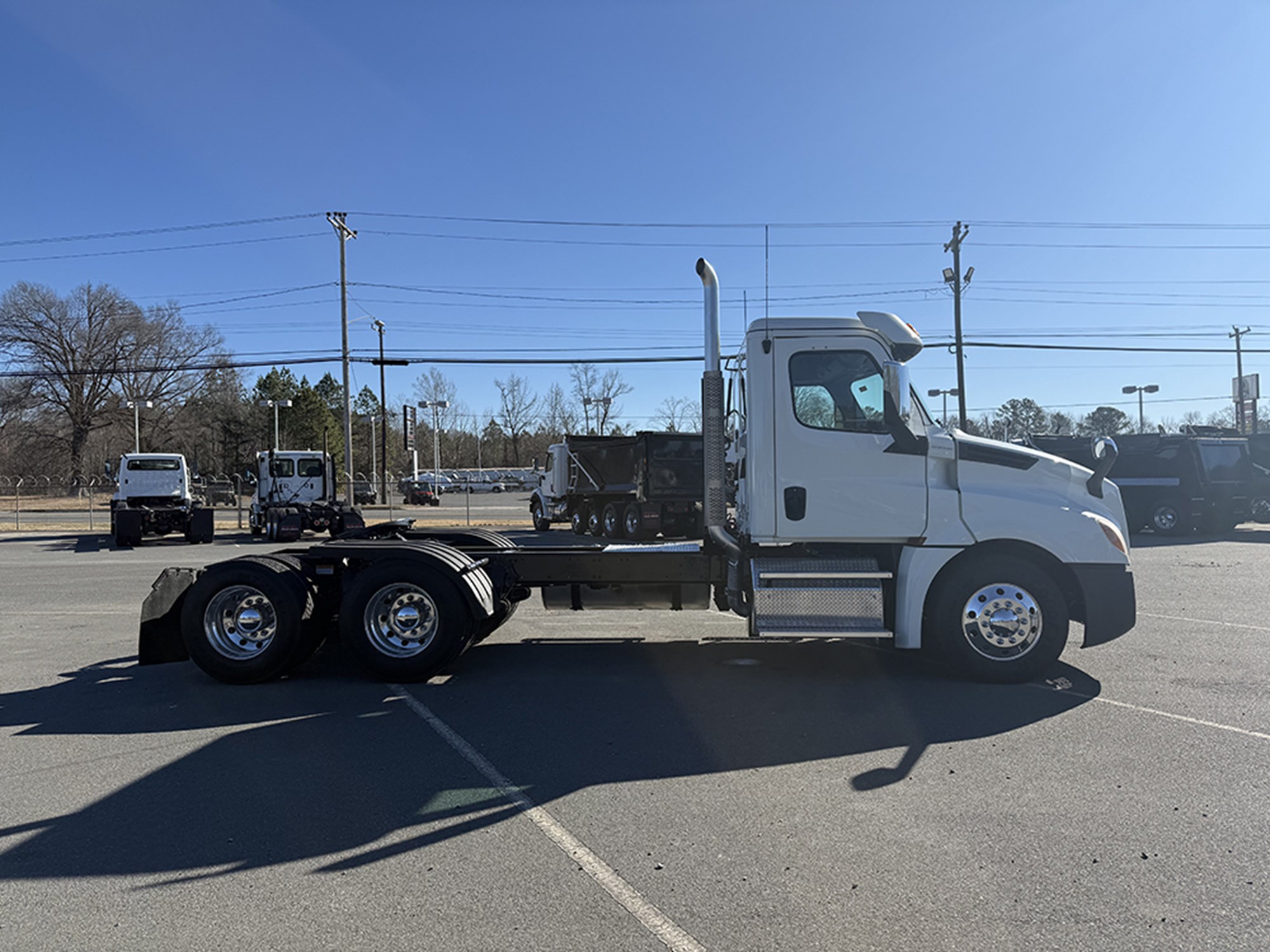 2019 Freightliner Cascadia 126 - image 3 of 6