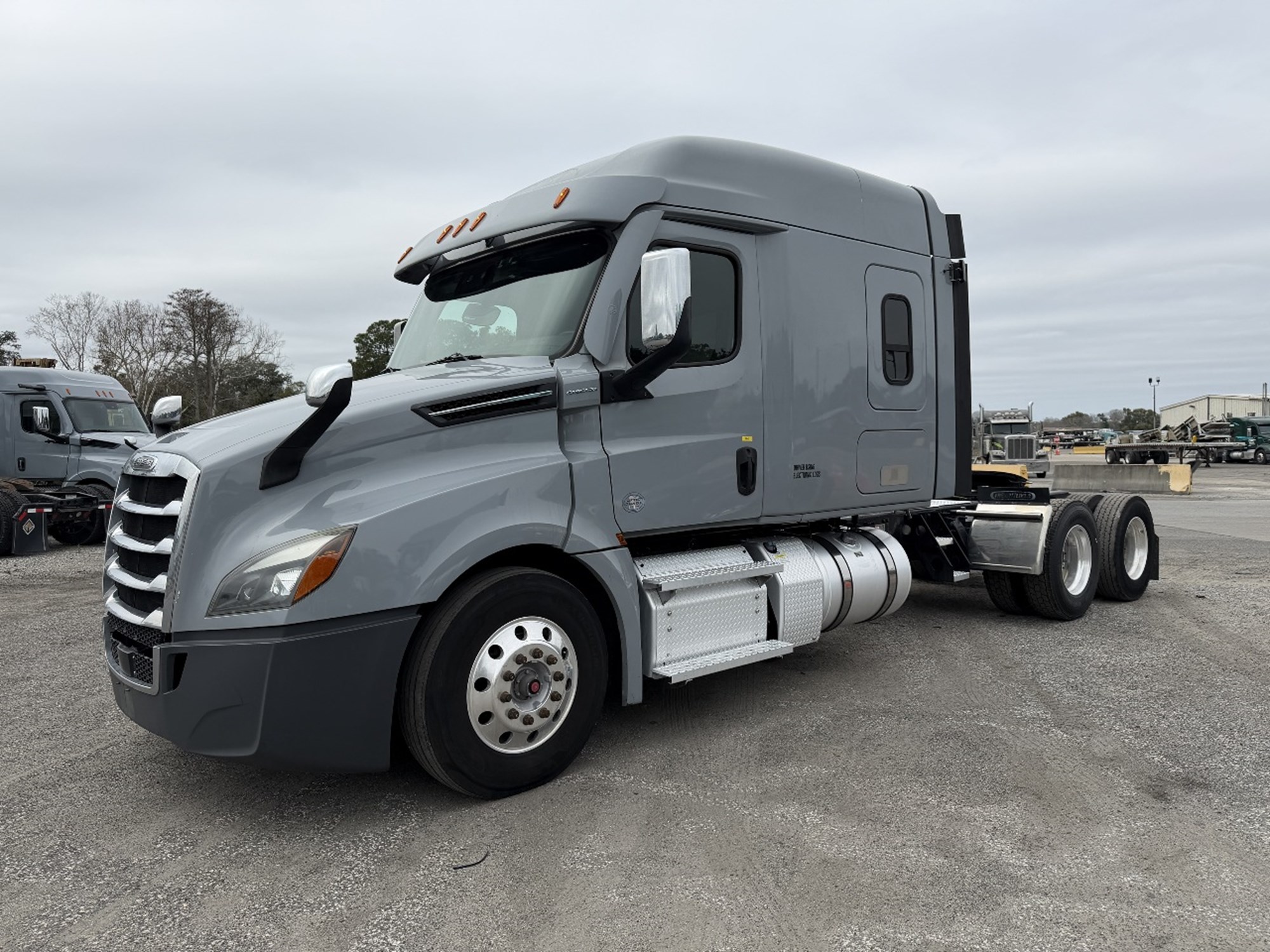 2020 Freightliner Cascadia 126 - image 1 of 6