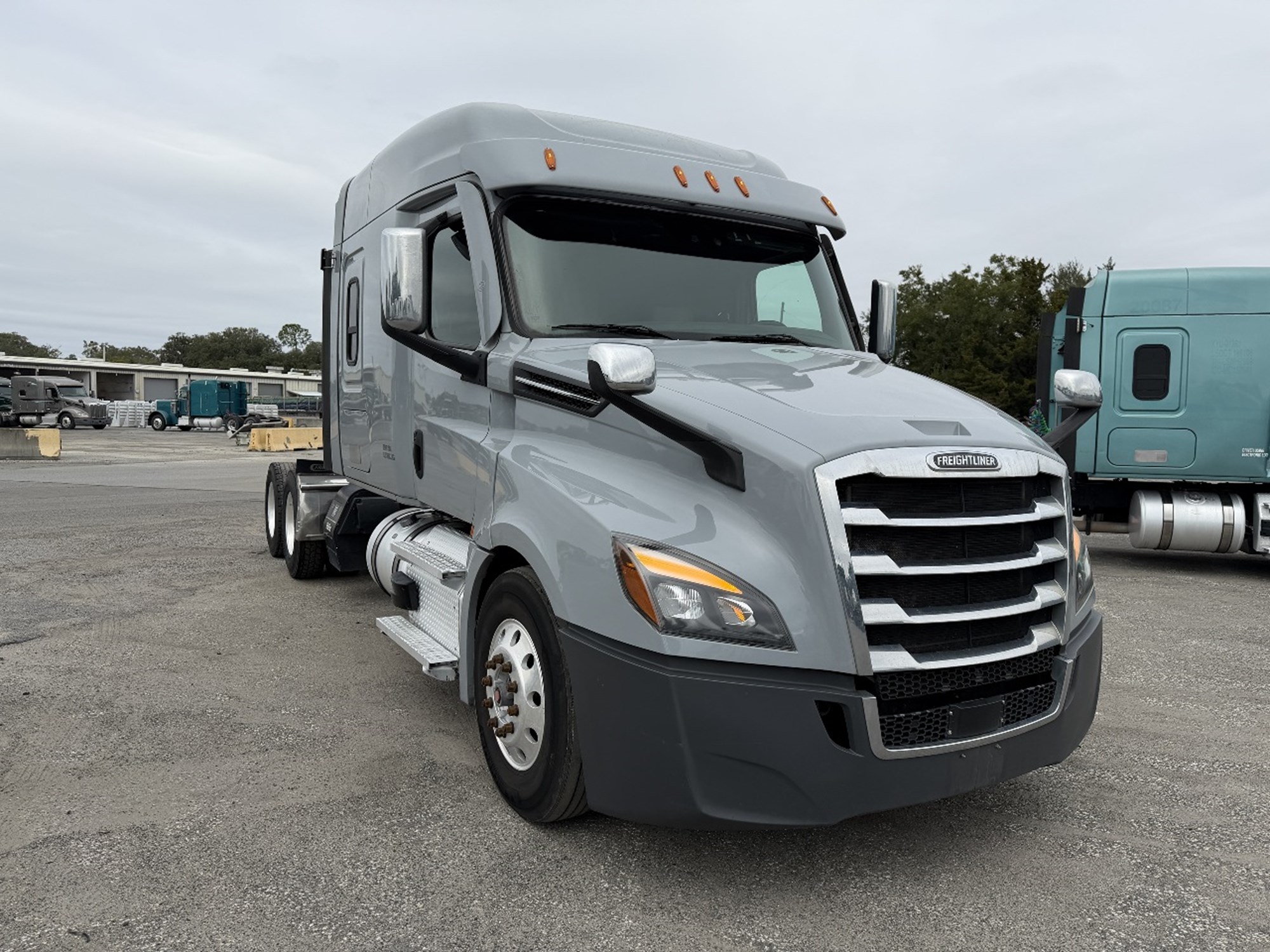 2020 Freightliner Cascadia 126 - image 2 of 6