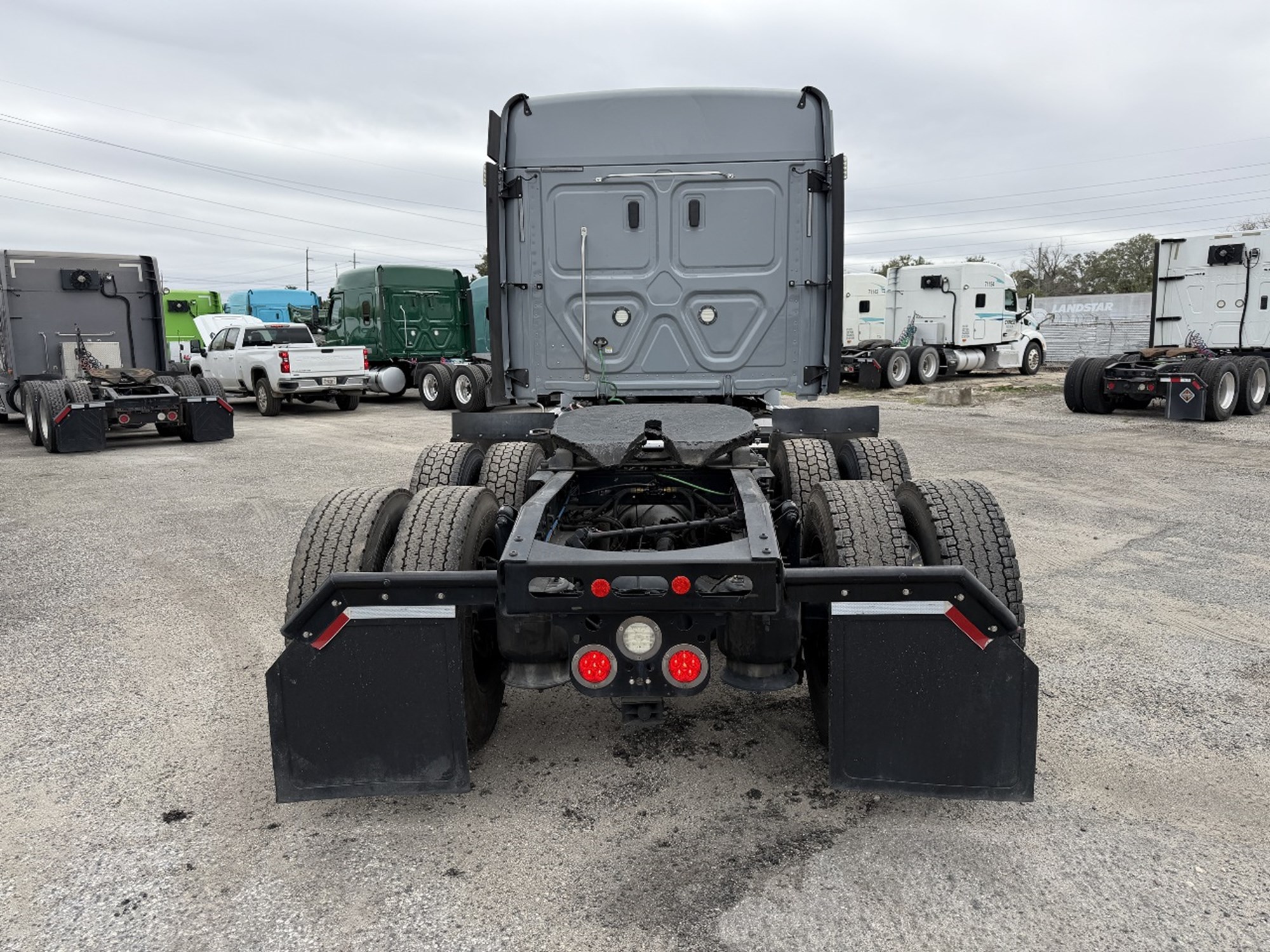 2020 Freightliner Cascadia 126 - image 4 of 6