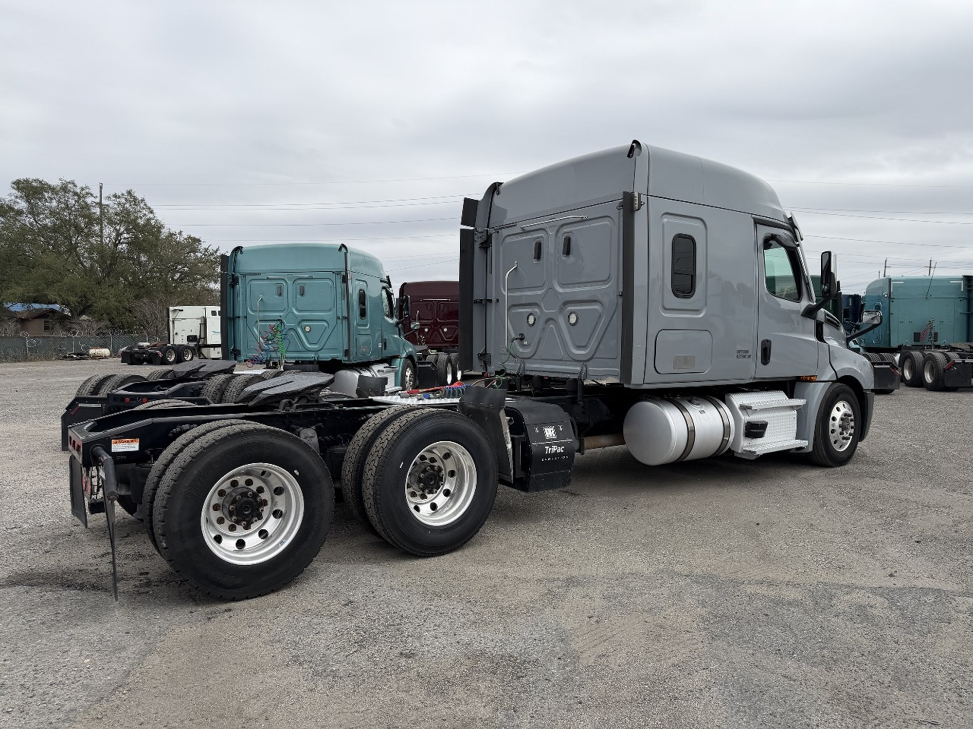 2020 Freightliner Cascadia 126 - image 5 of 6