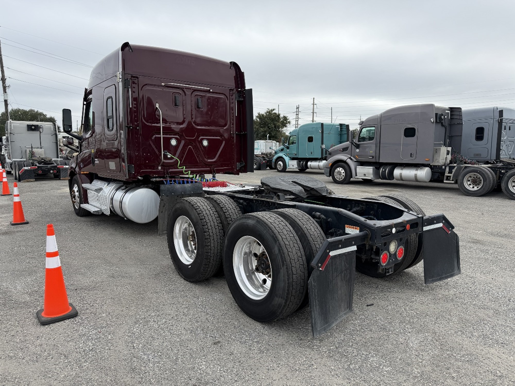 2020 Freightliner Cascadia 126 - image 3 of 6