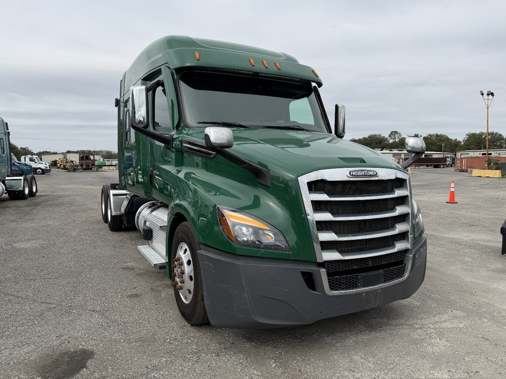 2020 Freightliner Cascadia 126 - image 2 of 6