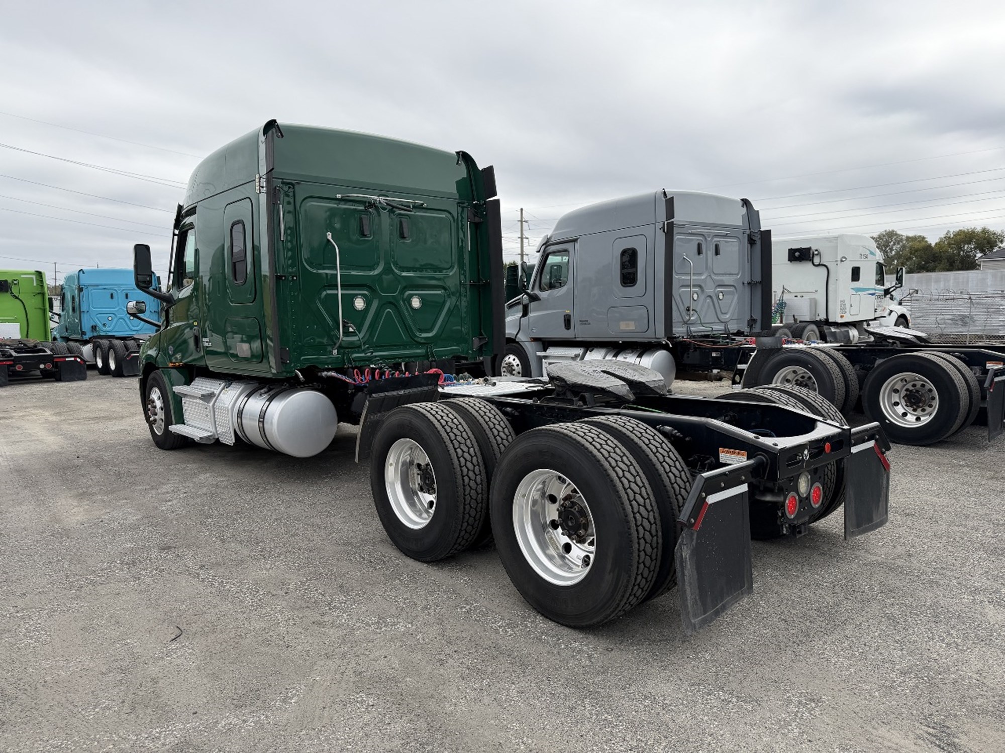 2020 Freightliner Cascadia 126 - image 3 of 6
