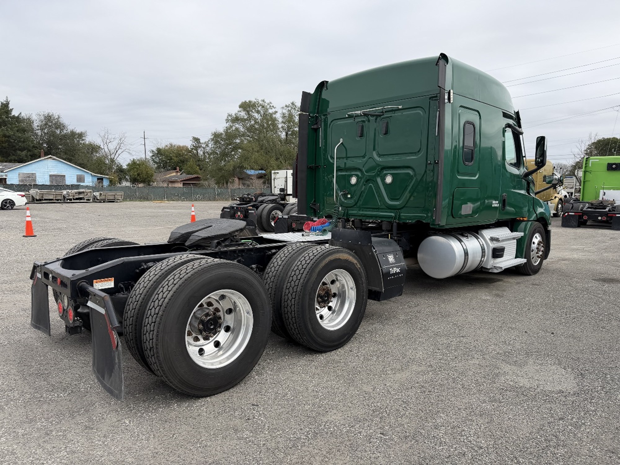 2020 Freightliner Cascadia 126 - image 5 of 6