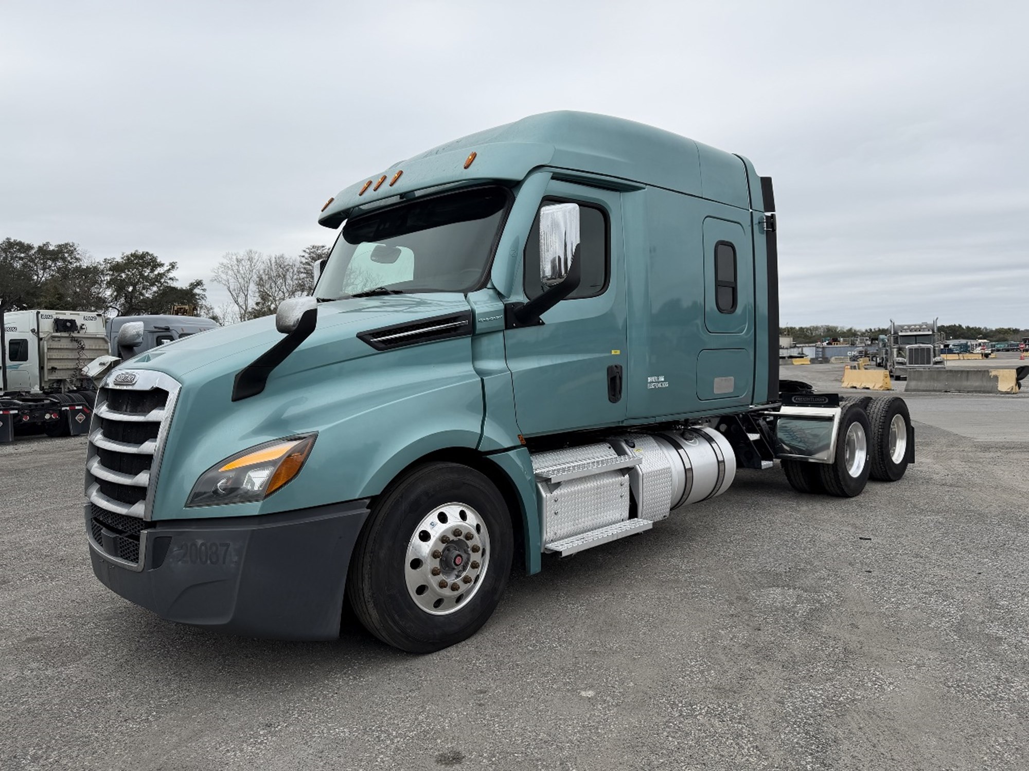 2020 Freightliner Cascadia 126 - image 1 of 6