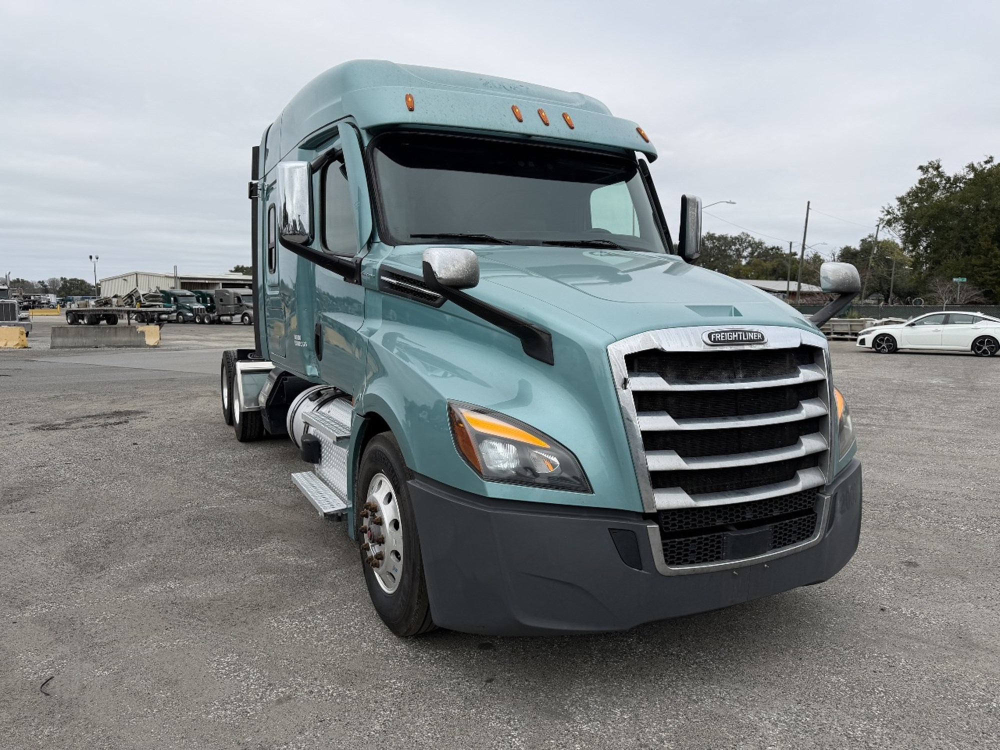 2020 Freightliner Cascadia 126 - image 2 of 6