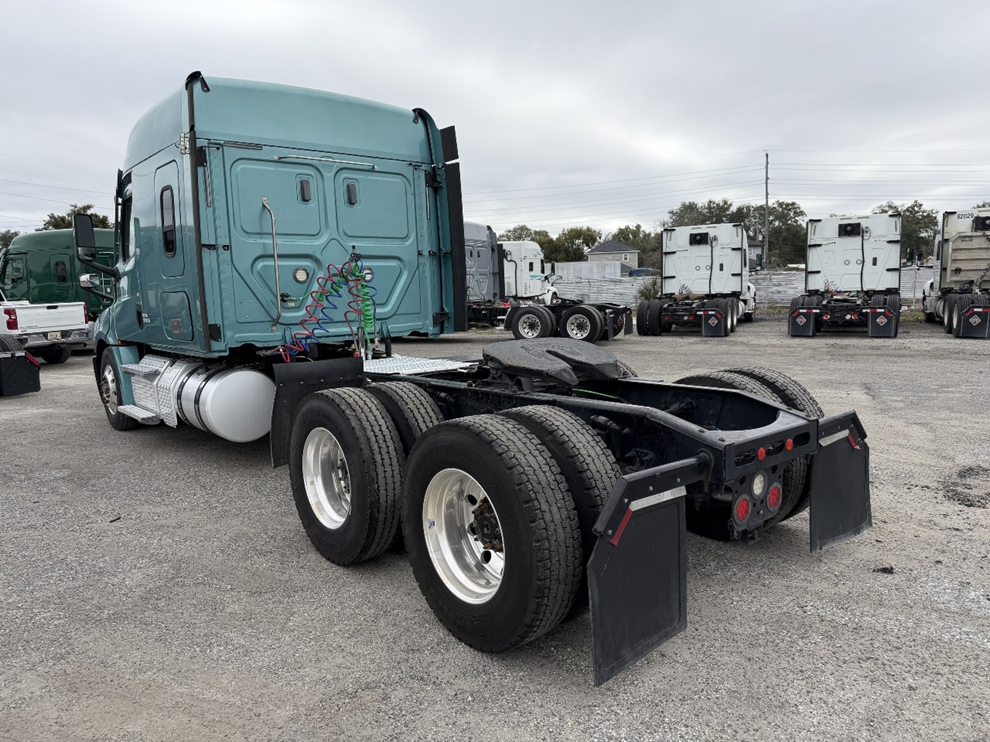 2020 Freightliner Cascadia 126 - image 3 of 6