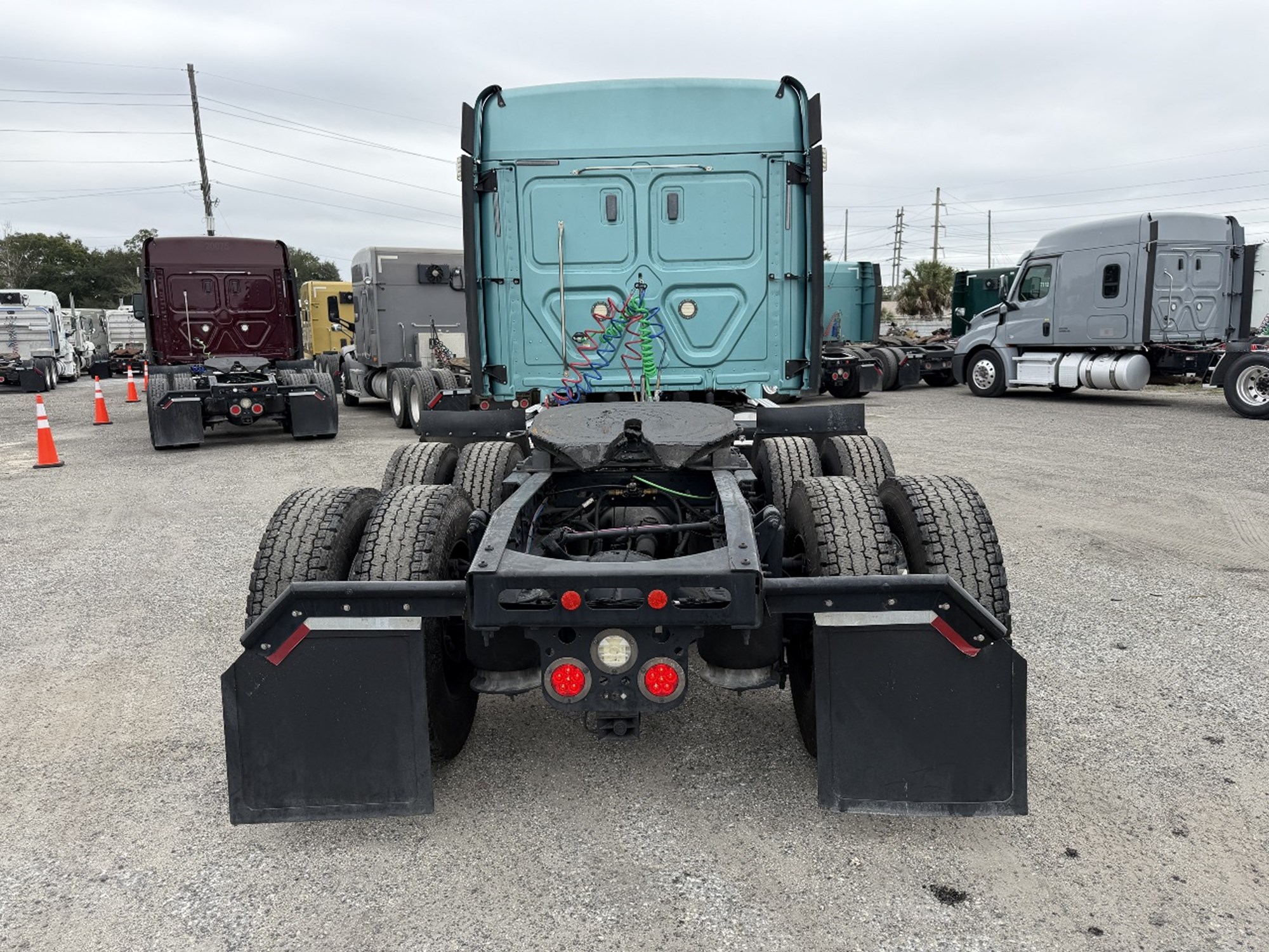 2020 Freightliner Cascadia 126 - image 4 of 6