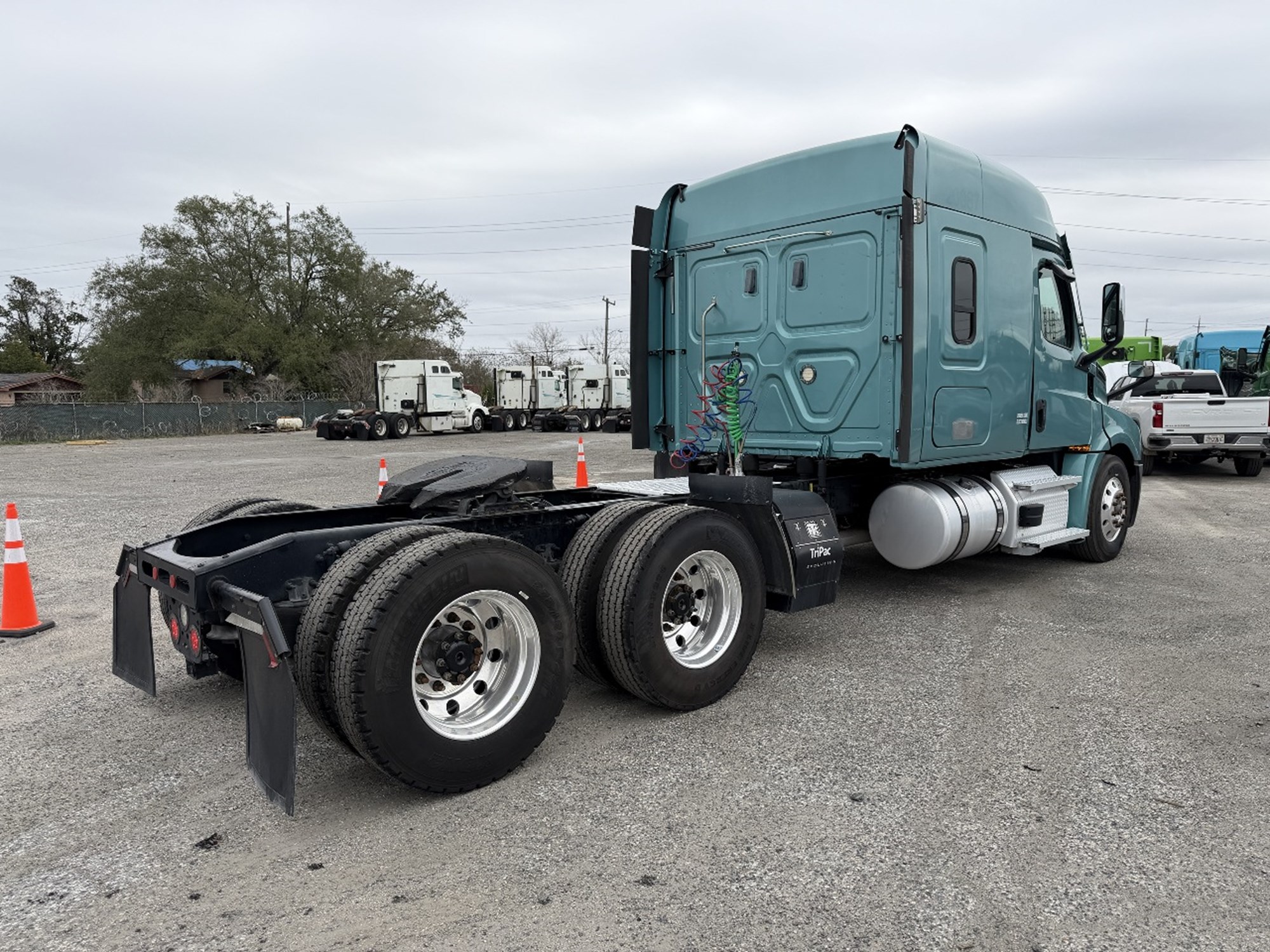 2020 Freightliner Cascadia 126 - image 5 of 6