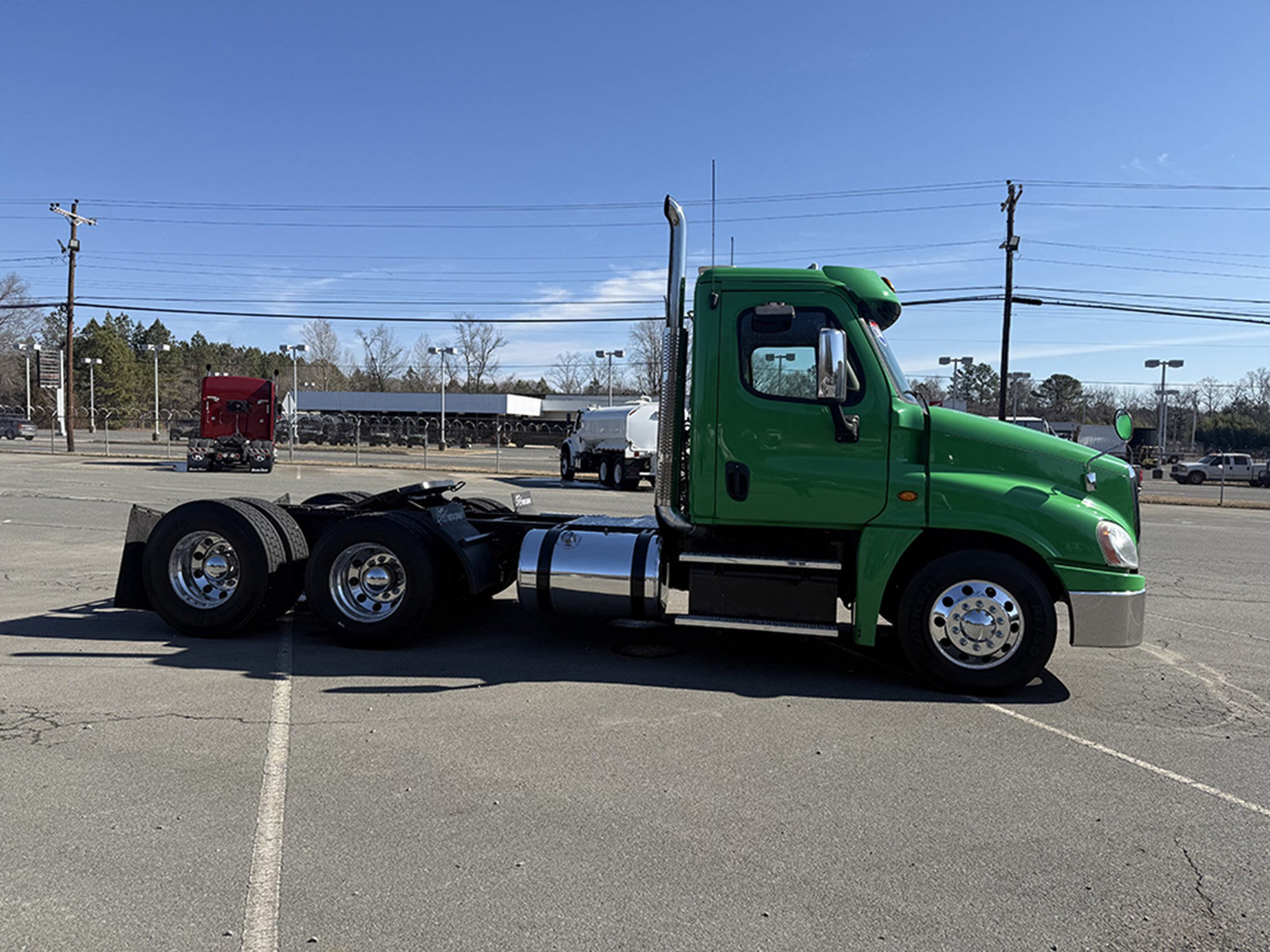 2016 Freightliner Cascadia 125 - image 3 of 6
