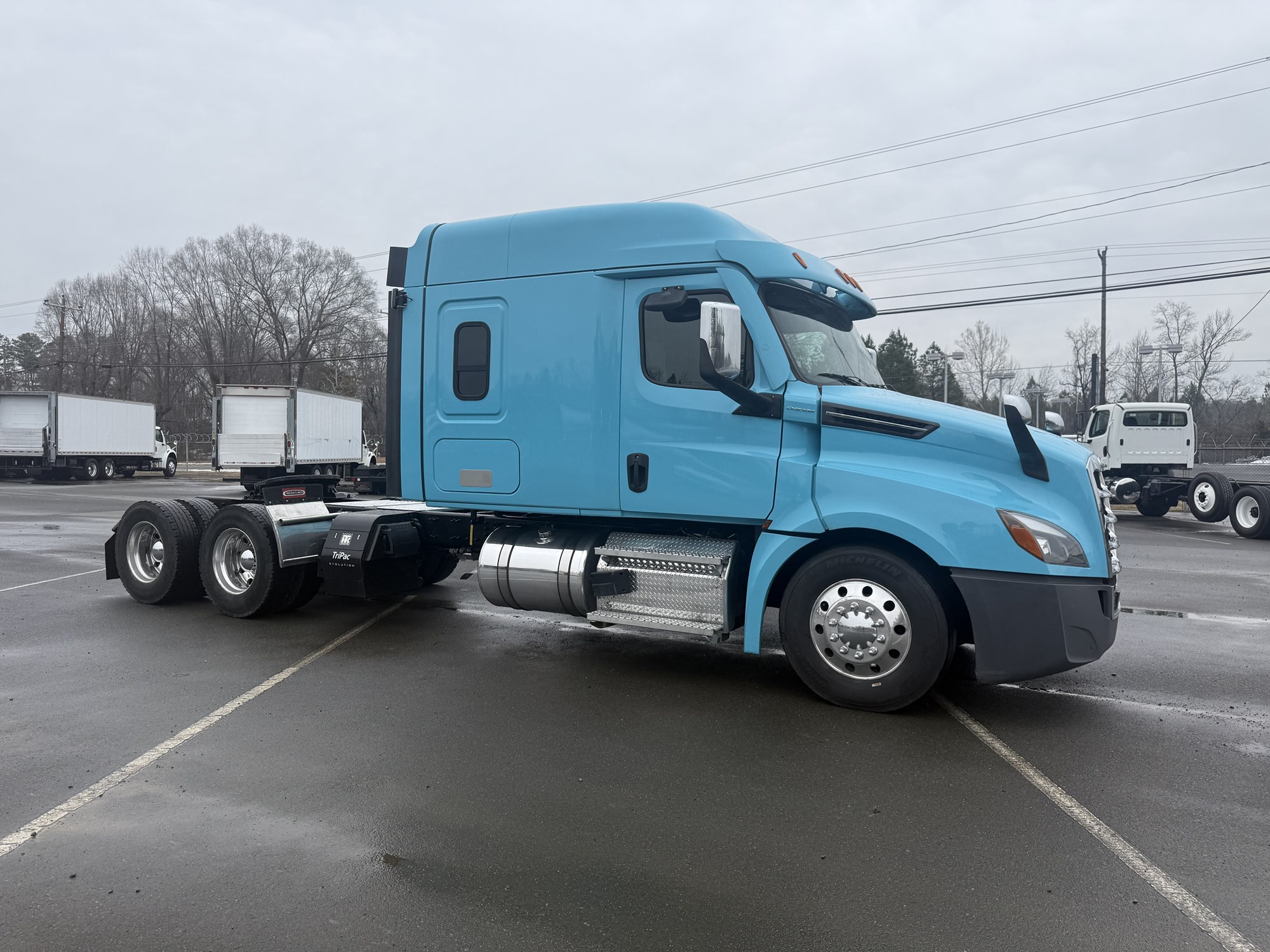 2020 Freightliner Cascadia 126 - image 3 of 6